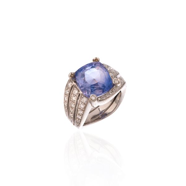 Large ring in white gold, diamonds and natural Sri Lankan sapphire