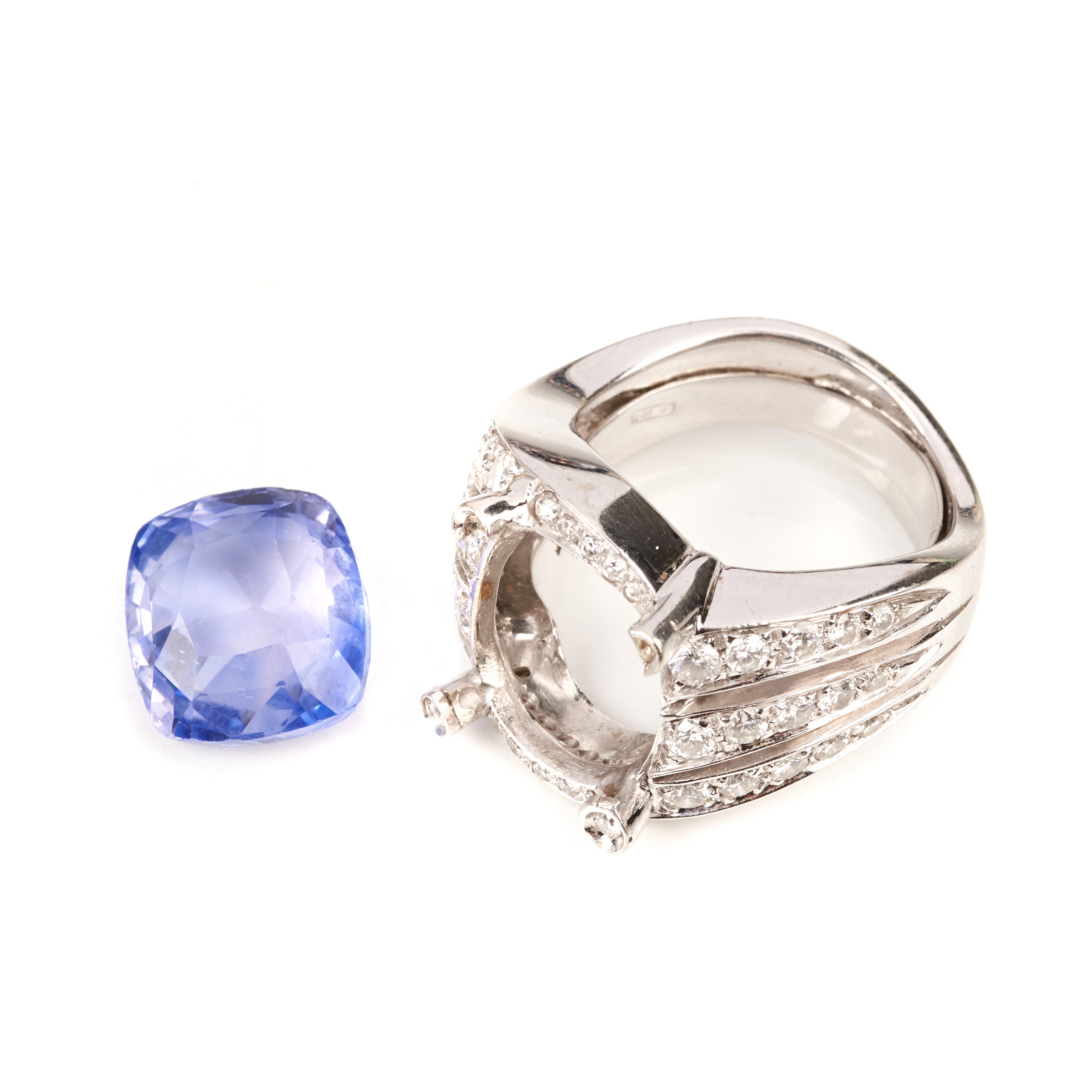 Grande anello in oro bianco, diamanti e zaffiro naturale Sri Lanka