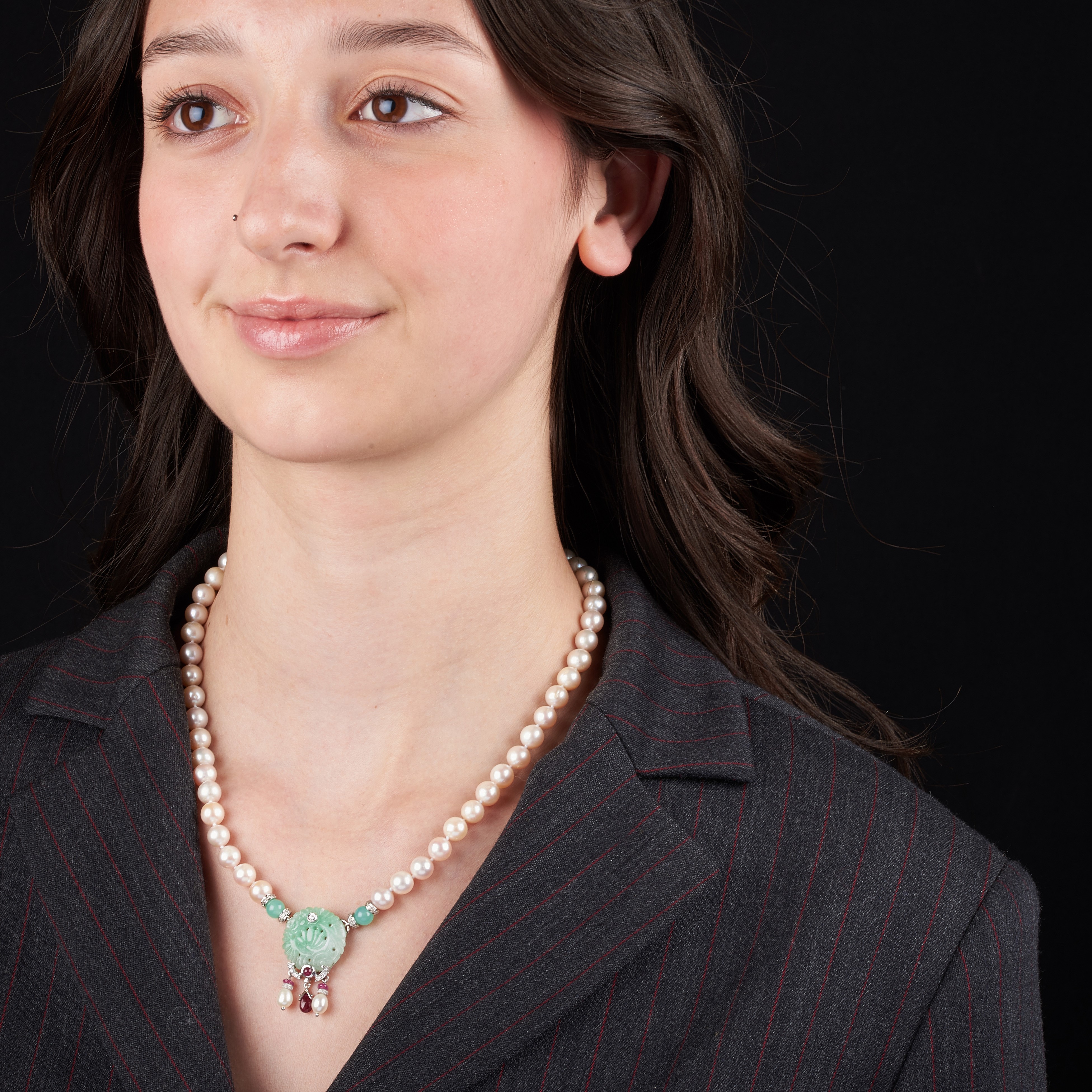 Girocollo in perle, oro bianco 18 kt40.1, giada, diamanti e rubini