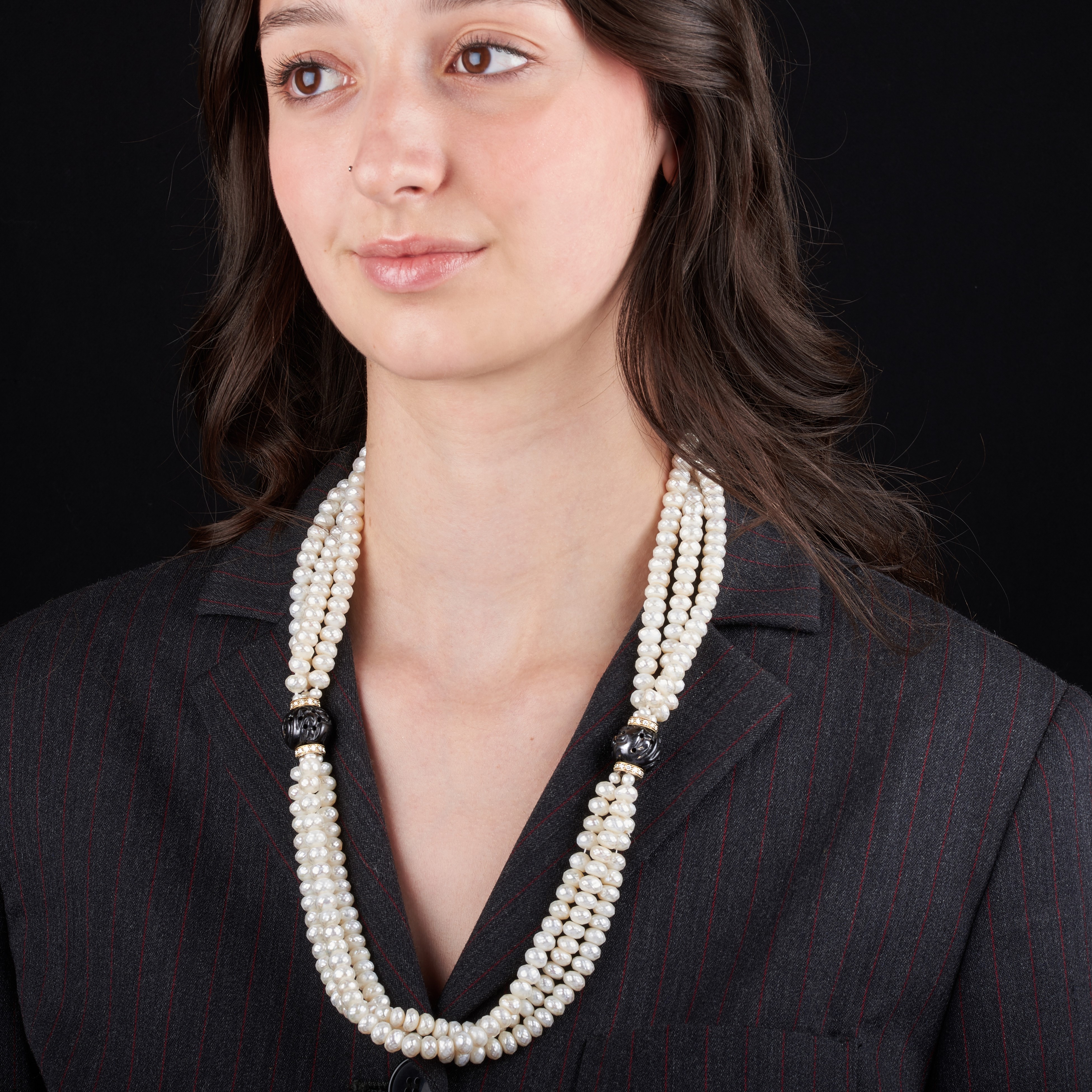 Collana a tre fili in perle sfaccettate, oro bianco, diamanti e sfere in legno inciso