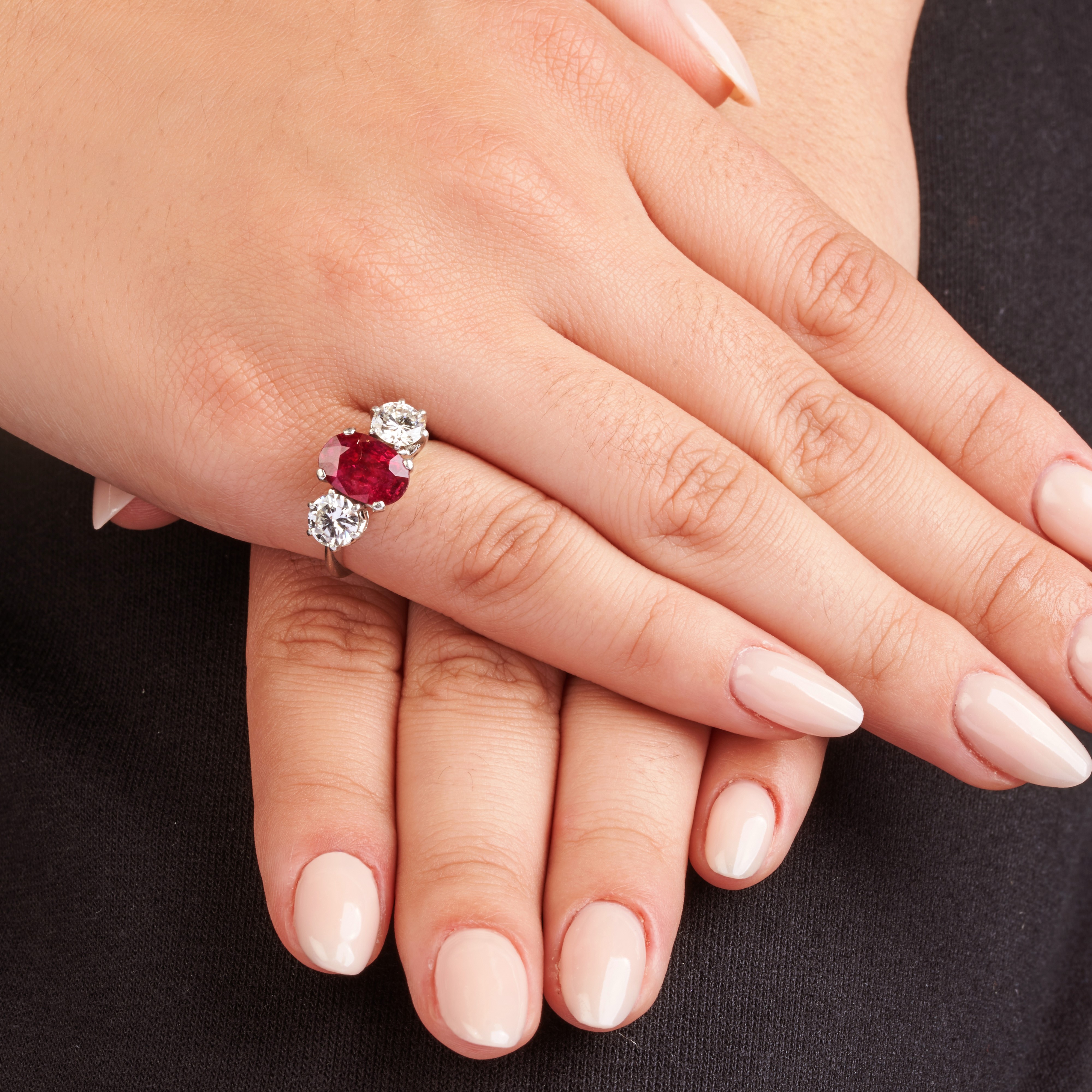 Anello in oro bianco, diamanti e rubino Birmano naturale