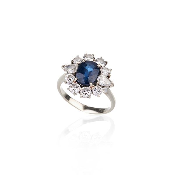 Daisy ring in 18 kt white gold, diamonds and sapphire