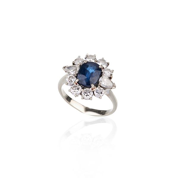 Anello a margherita in oro bianco, diamanti e zaffiro