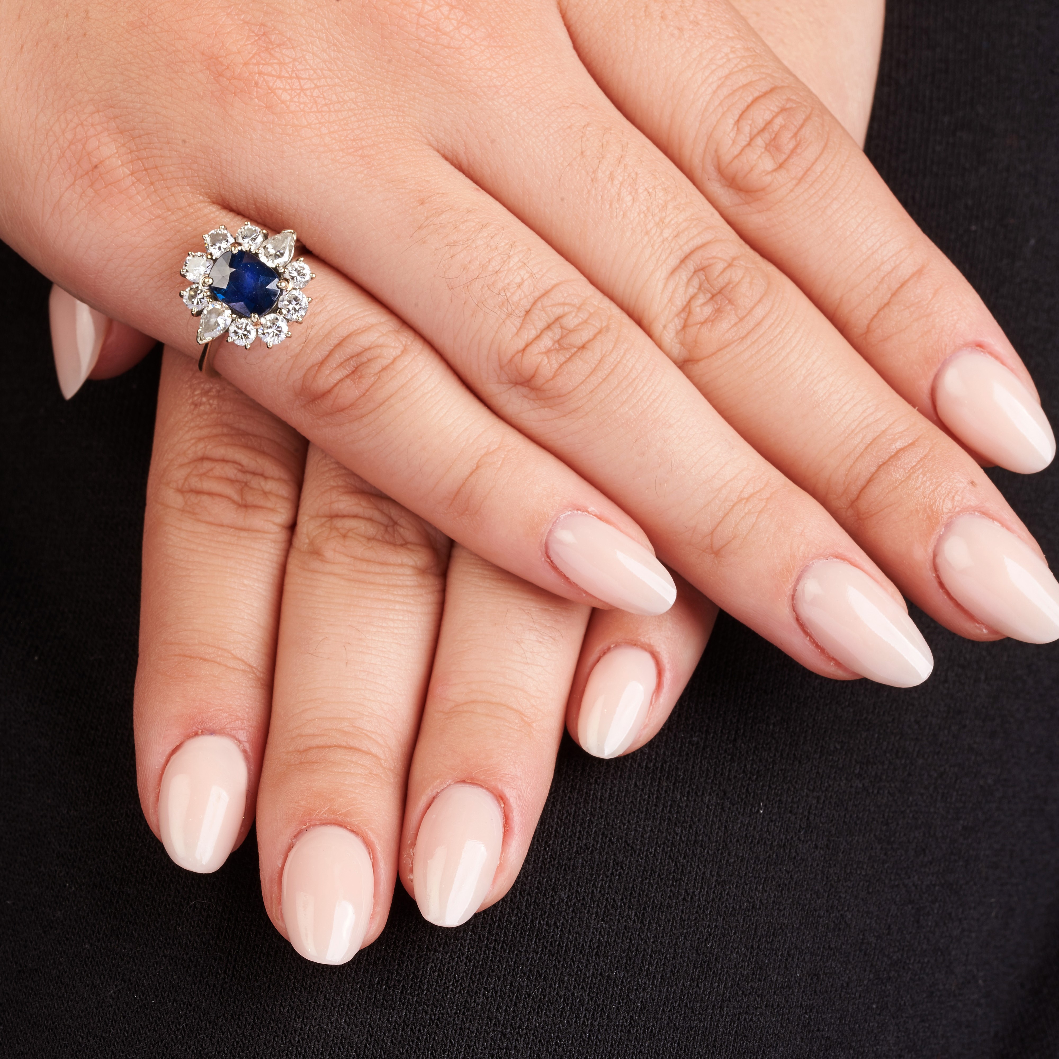 Anello a margherita in oro bianco, diamanti e zaffiro