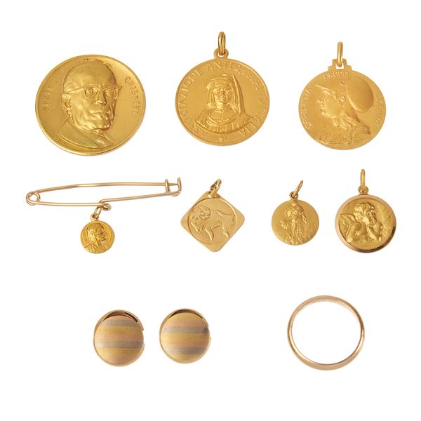 Lot of 18 kt gold medals, pendants and button covers