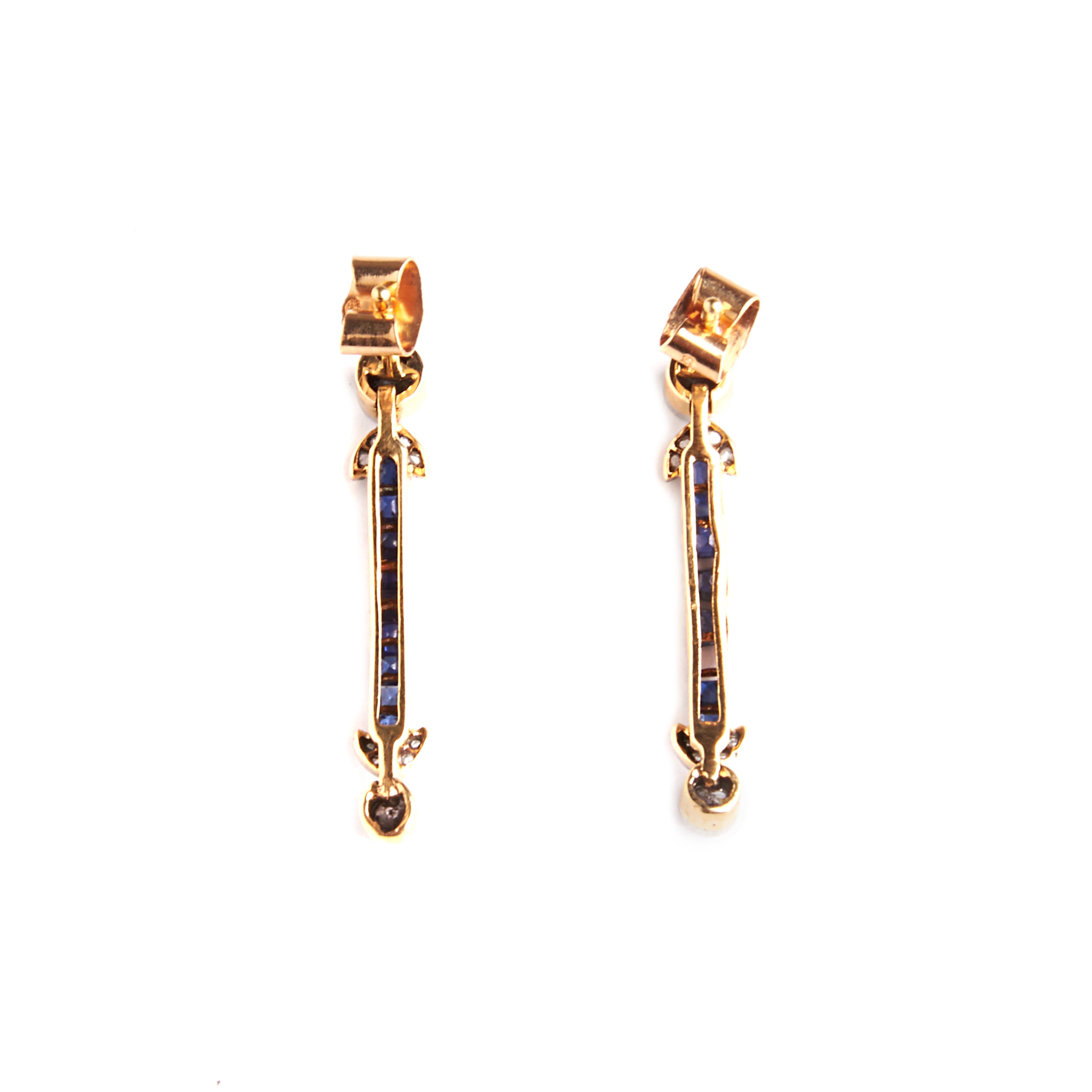 Paio di orecchini a barretta in oro giallo, zaffiri e diamanti