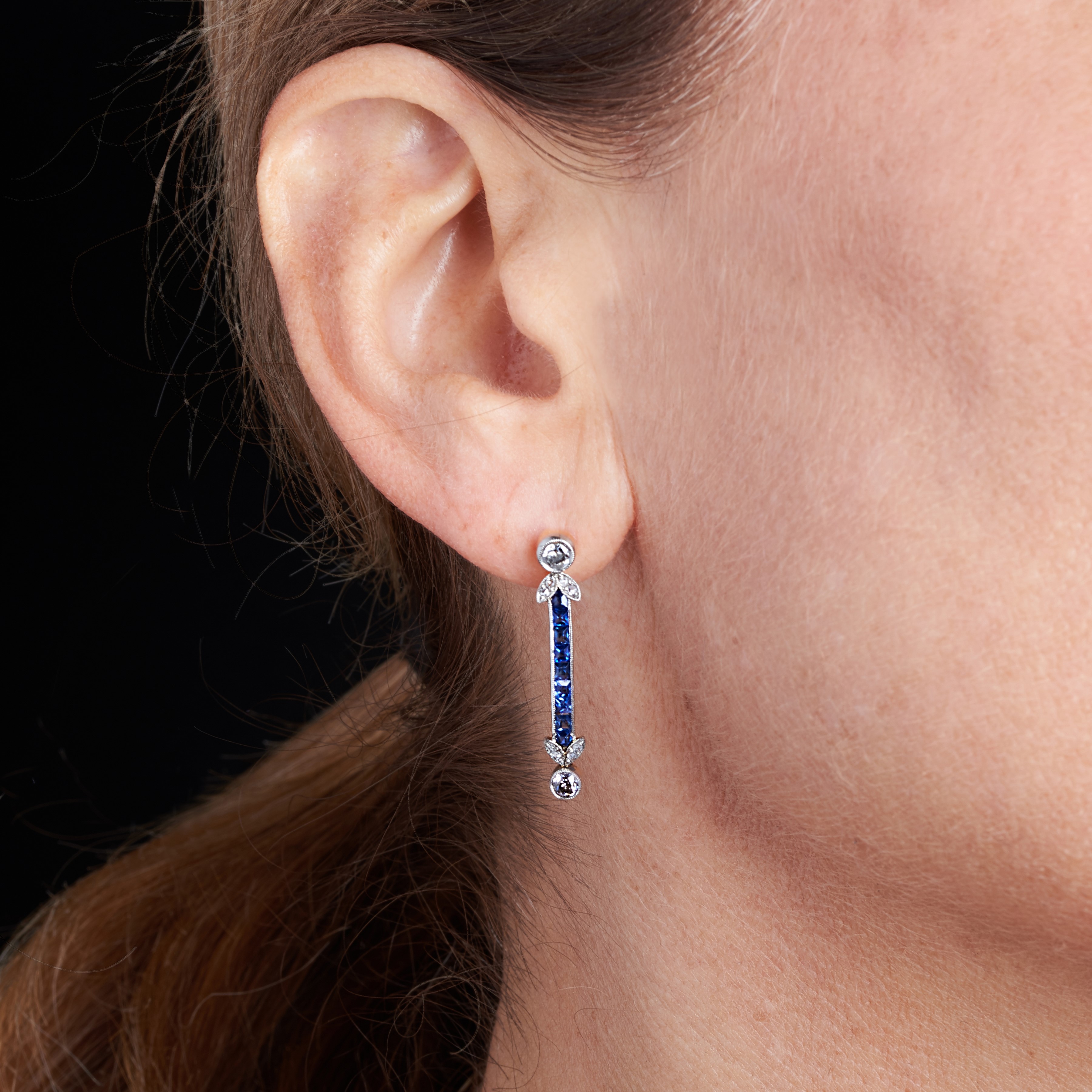 Paio di orecchini a barretta in oro giallo, zaffiri e diamanti