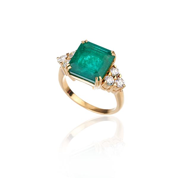 Large ring in yellow gold, diamonds and emerald