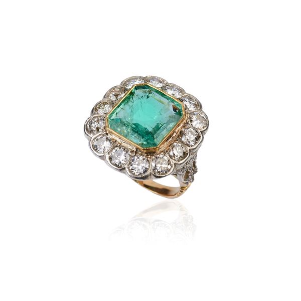 Large daisy ring in 18 kt yellow gold, white gold, emerald and diamonds