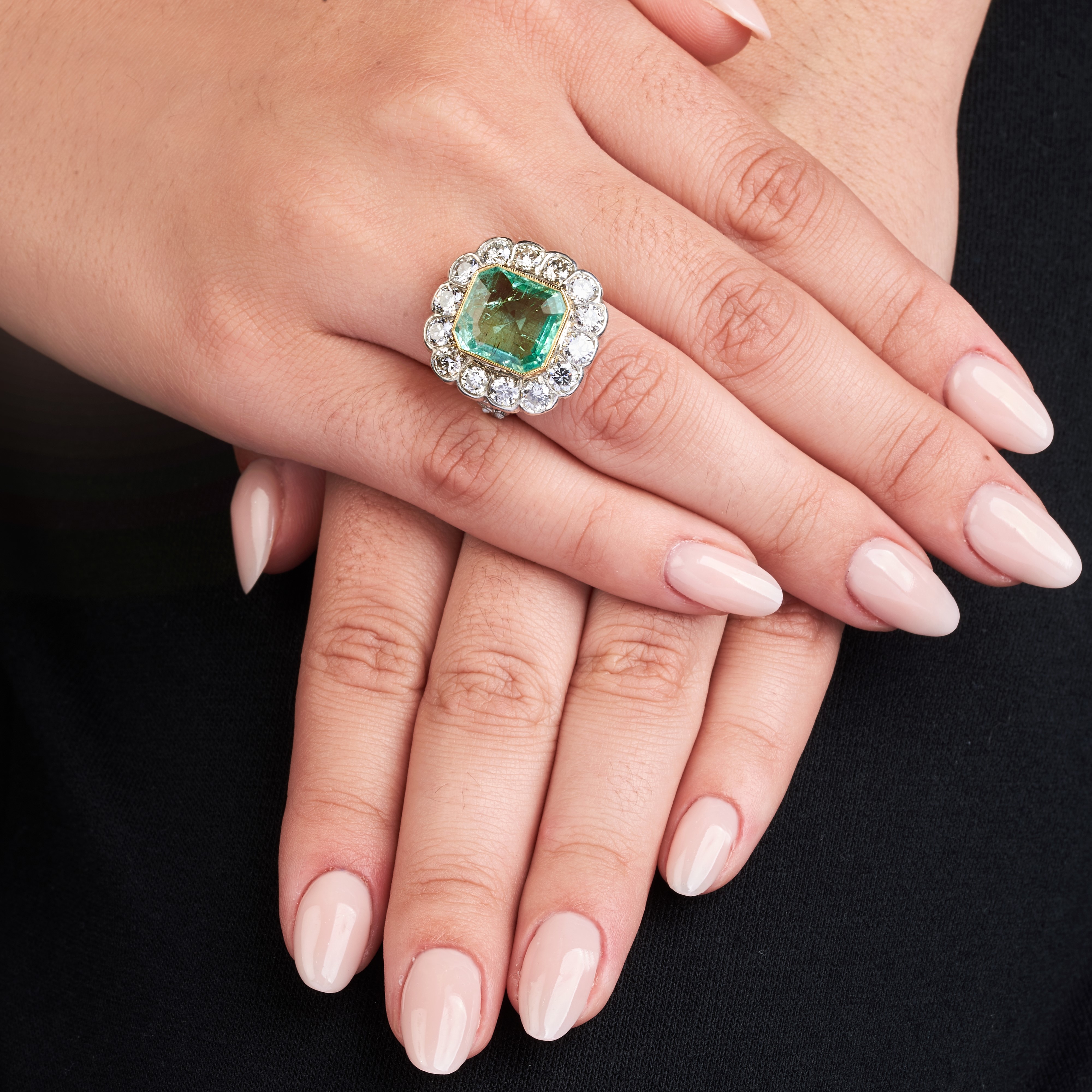 Grande anello a margherita in oro giallo 18 kt, oro bianco, smeraldo e diamanti