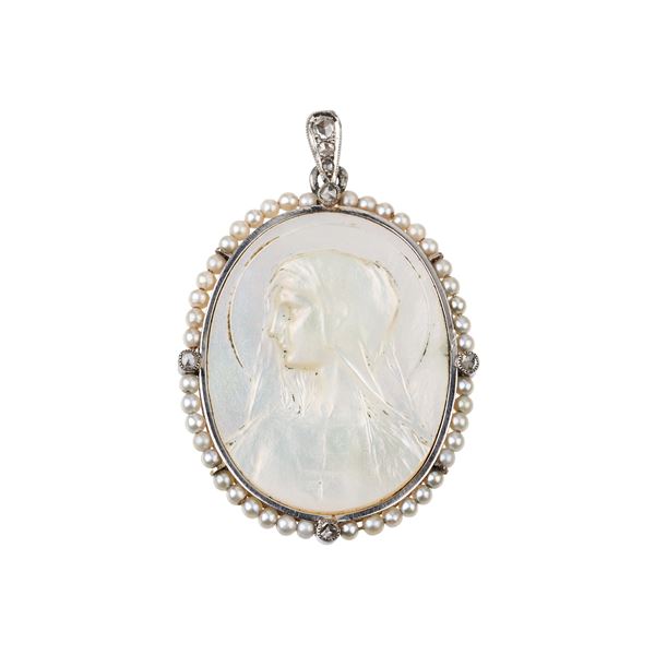 Cameo in mother-of-pearl, platinum, diamonds and micro-pearls