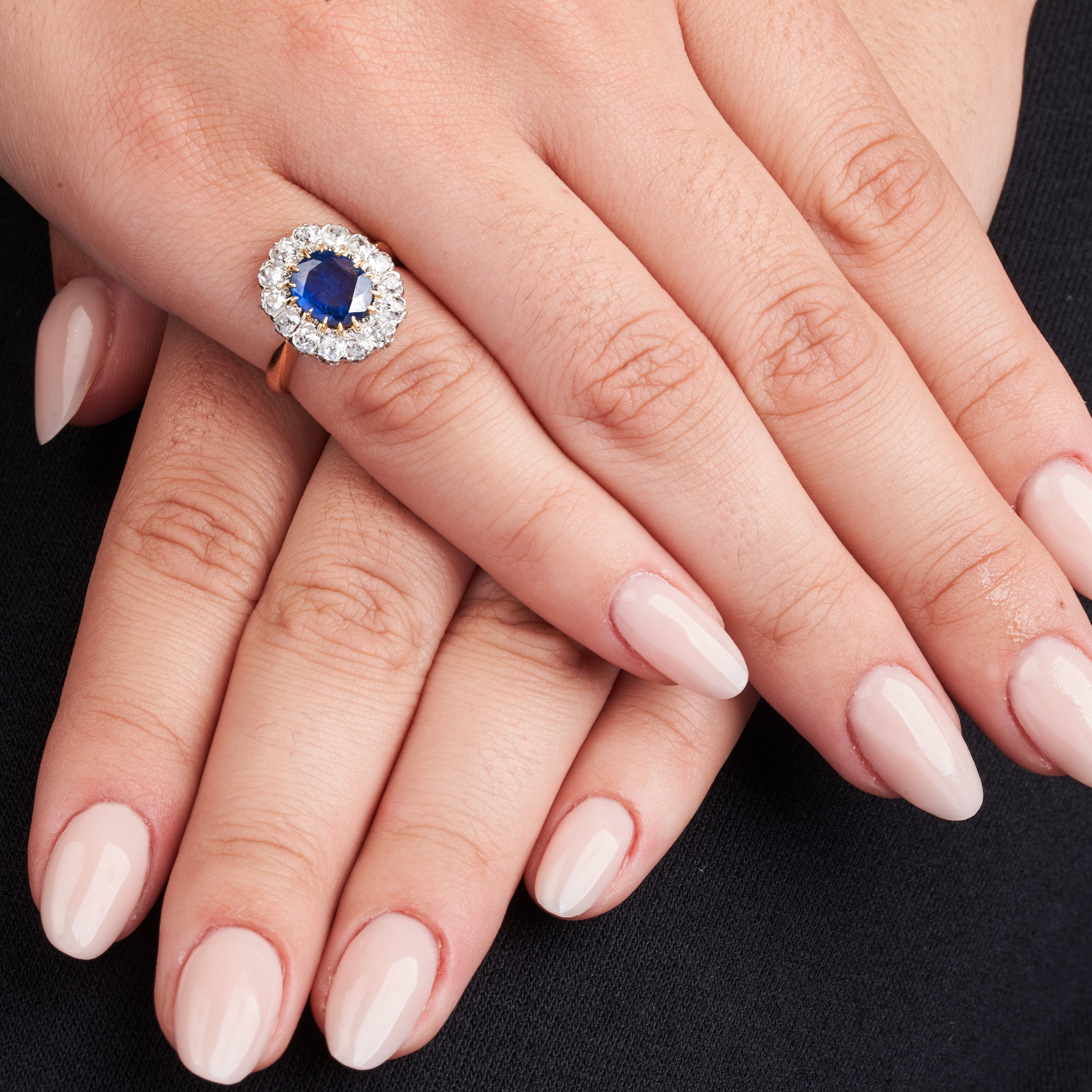 Anello a margherita in oro giallo, oro bianco, diamanti e zaffiro birmano naturale