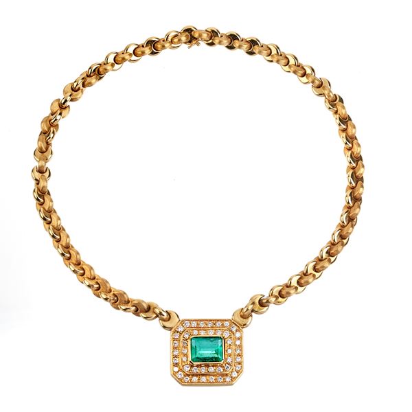 Chiampesan Important necklace in 18 kt yellow gold, partly satin-finished, diamonds and emerald