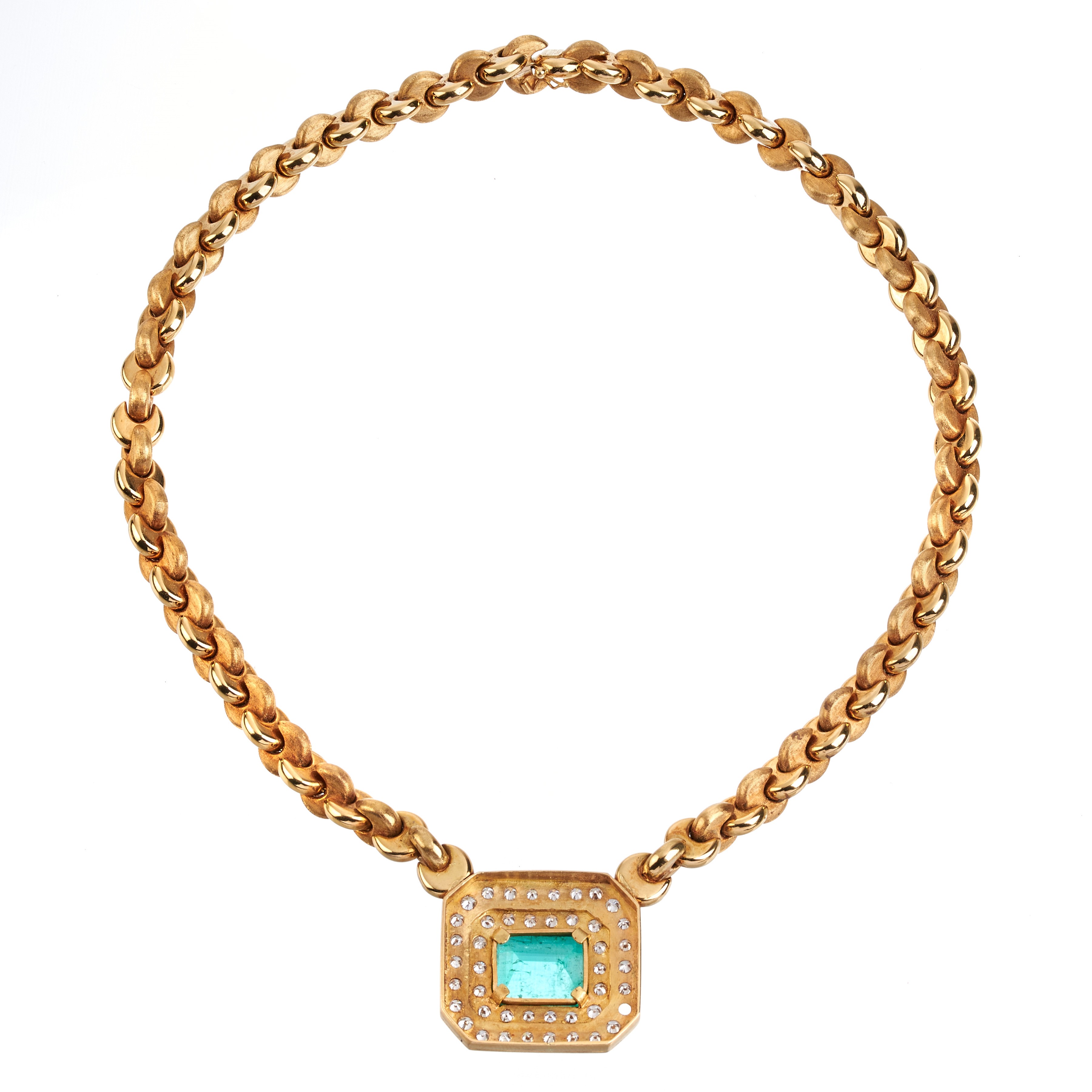 Chiampesan Importante Collier in oro giallo 18 kt, in parte satinato, diamanti e smeraldo
