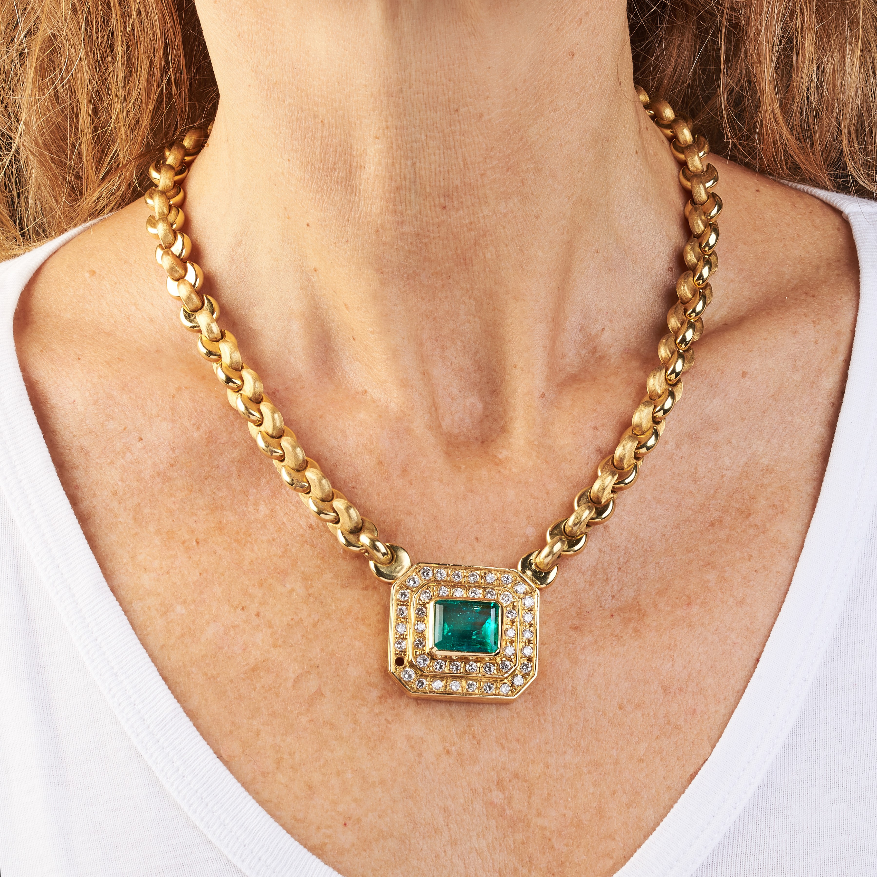 Chiampesan Importante Collier in oro giallo 18 kt, in parte satinato, diamanti e smeraldo