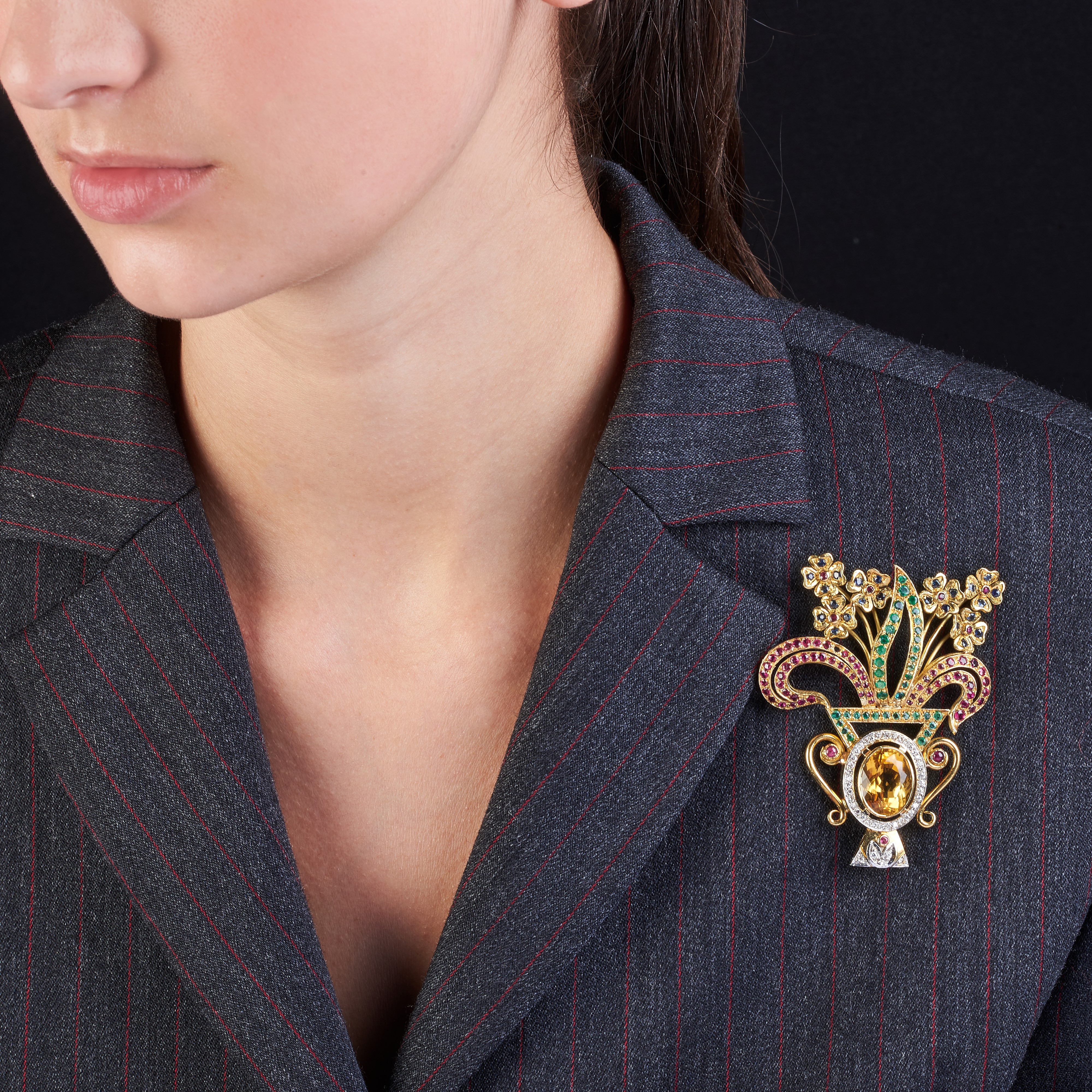 Grande spilla a vaso in oro giallo, quarzo giallo, diamanti, smeraldi e zaffiri