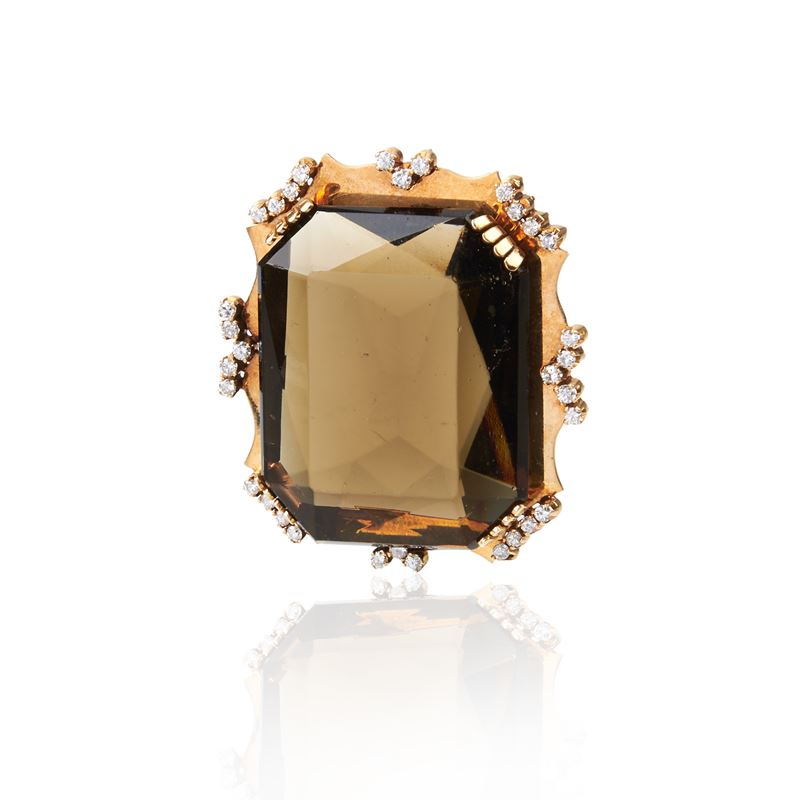 Grande spilla in oro giallo, diamanti e quarzo fumè