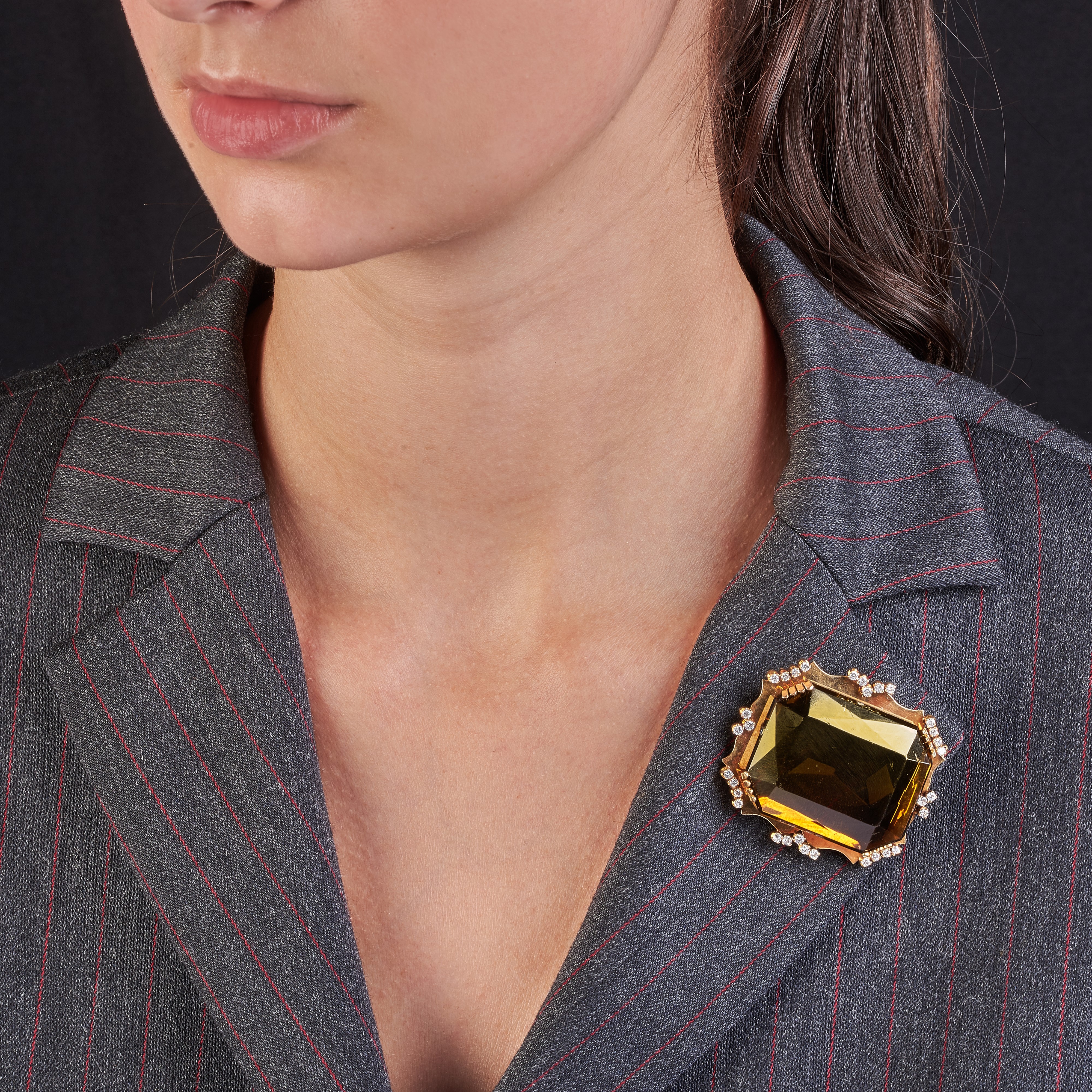 Grande spilla in oro giallo, diamanti e quarzo fumè