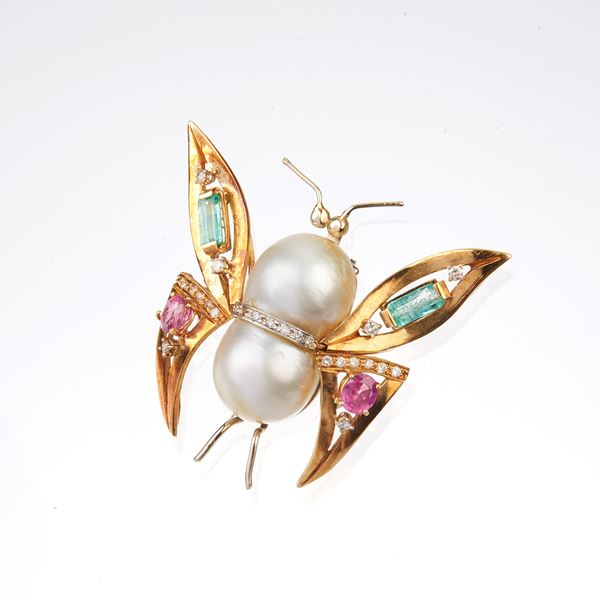 Butterfly brooch in 18 kt yellow gold, scaramazza pearl, diamonds, ruby, red tourmaline and emeralds