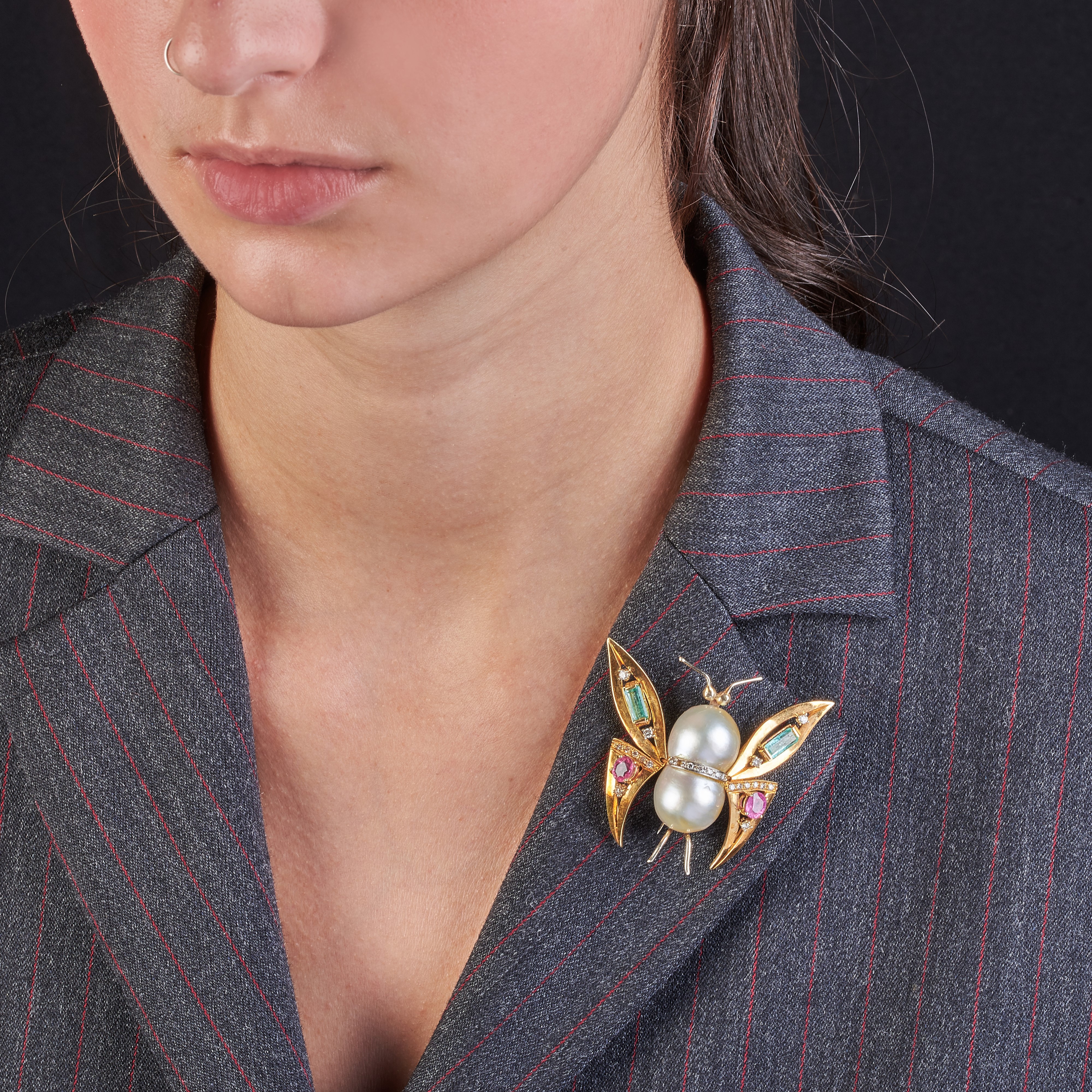 Spilla Farfalla in oro giallo 18 kt, perla scaramazza, diamanti, rubino, tormalina ross e smerald...