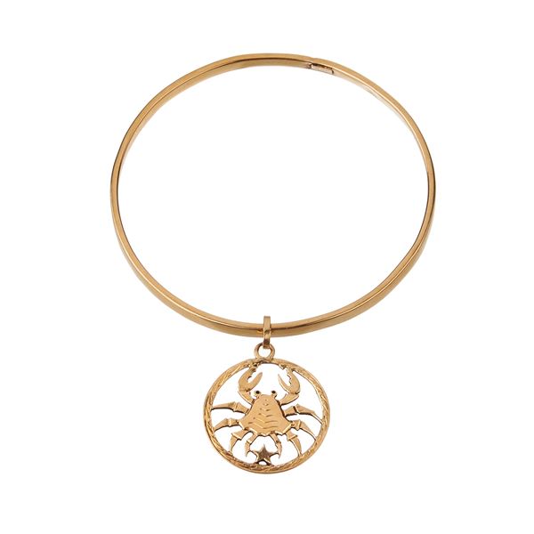 18 kt yellow gold circle bracelet with pendant made like Cancer