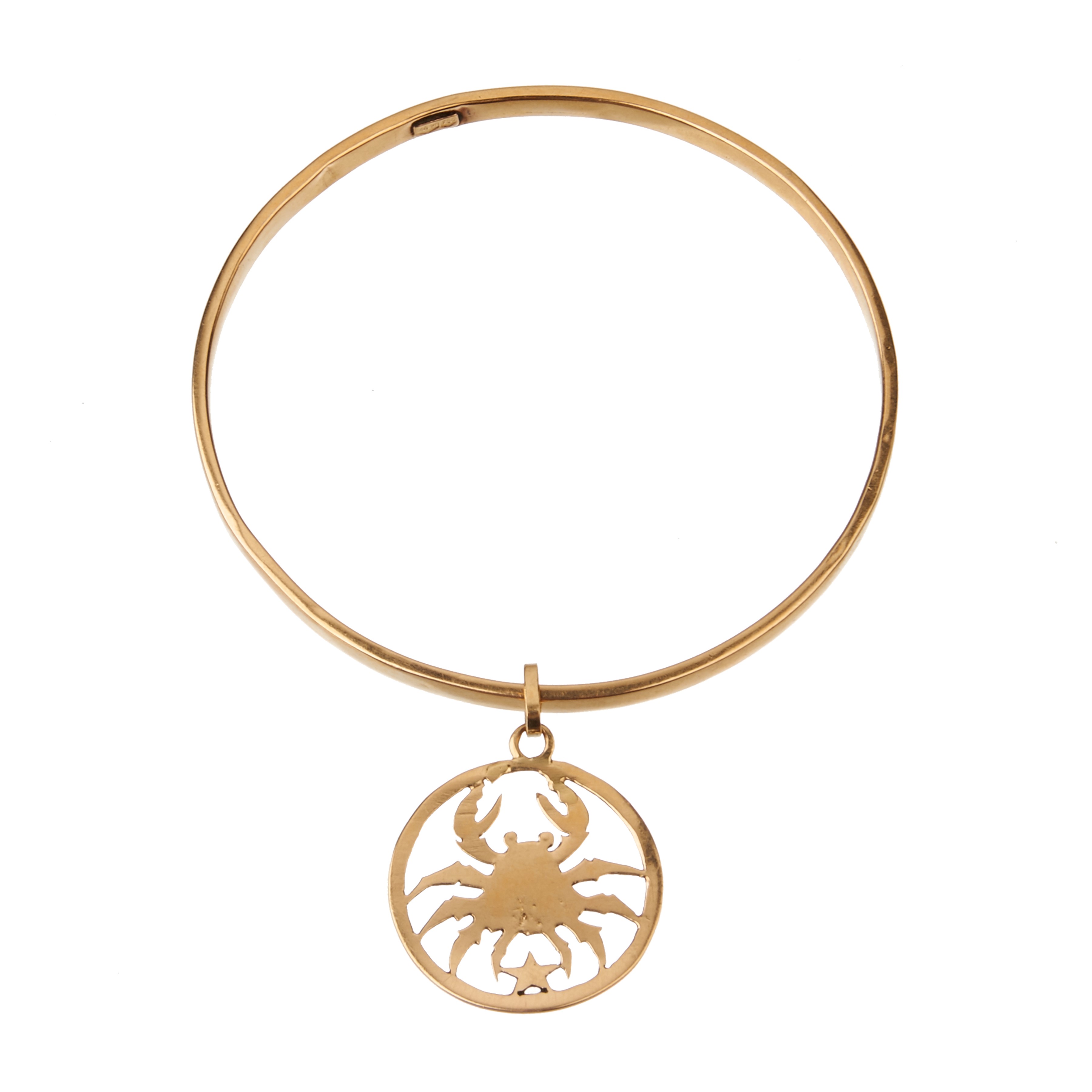 Bracciale a cerchio in oro giallo 18 kt con pendente realizzato come il Cancro