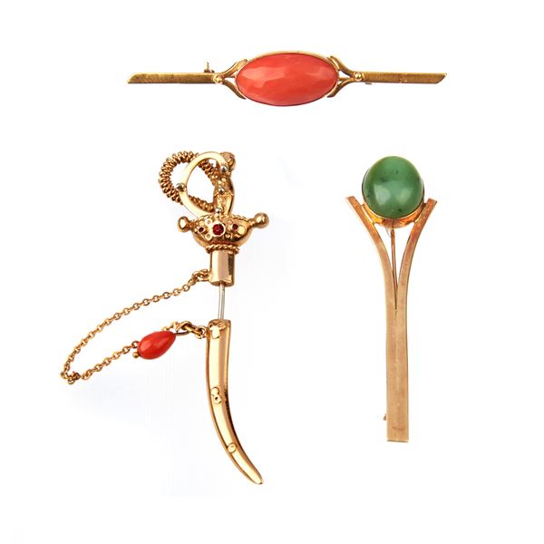 Sword tie pin and two other pins in 18 kt yellow gold and semiprecious stones