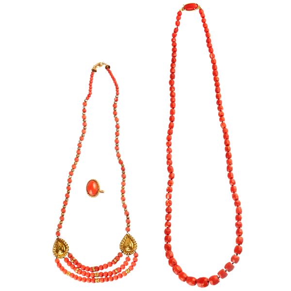 Collana in oro giallo 18 kt e corallo rosso, collana in corallo e mertallo dorato e un anello