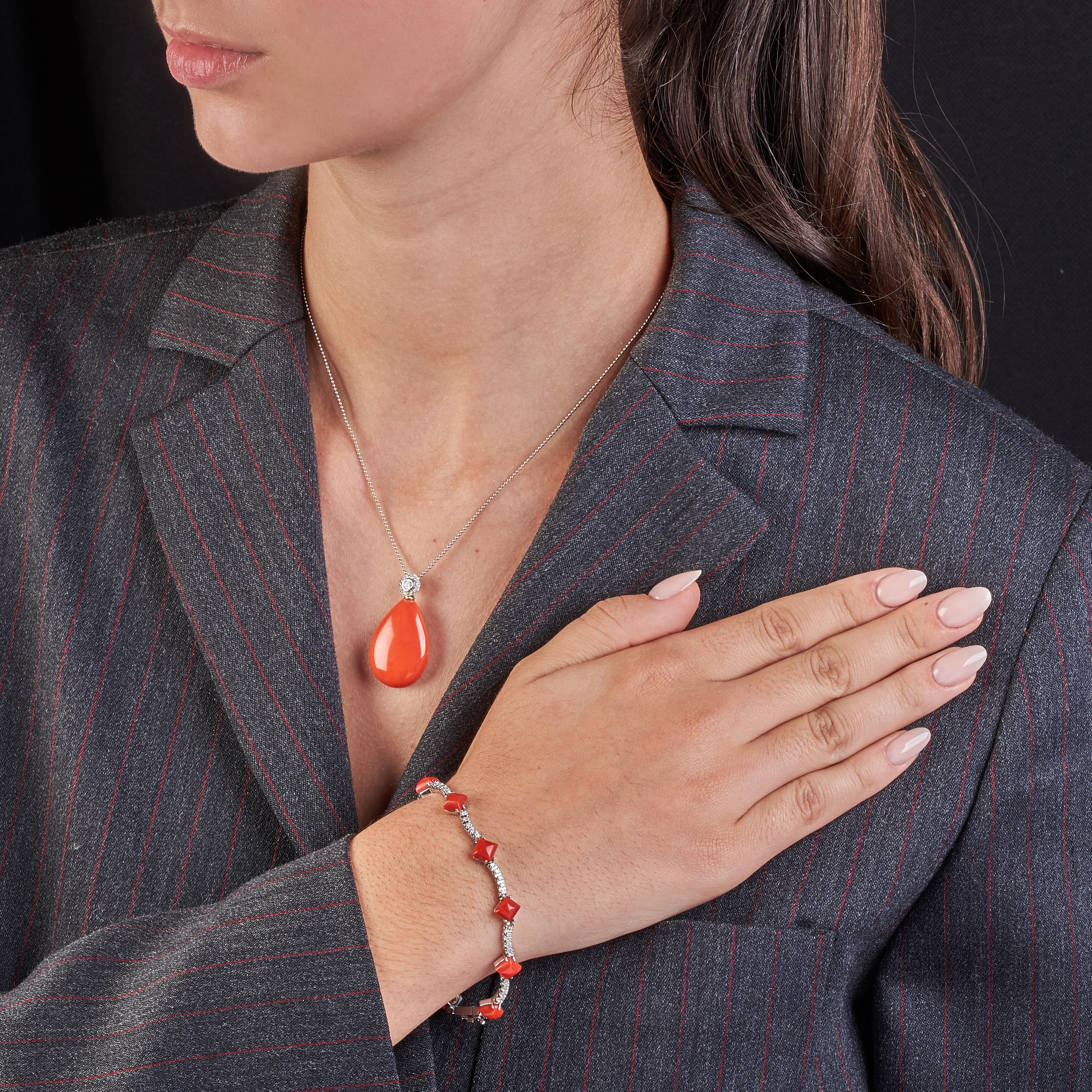 Catena in oro bianco 18 kt, diamanti e corallo rosso a goccia e bracciale con corallo e diamanti