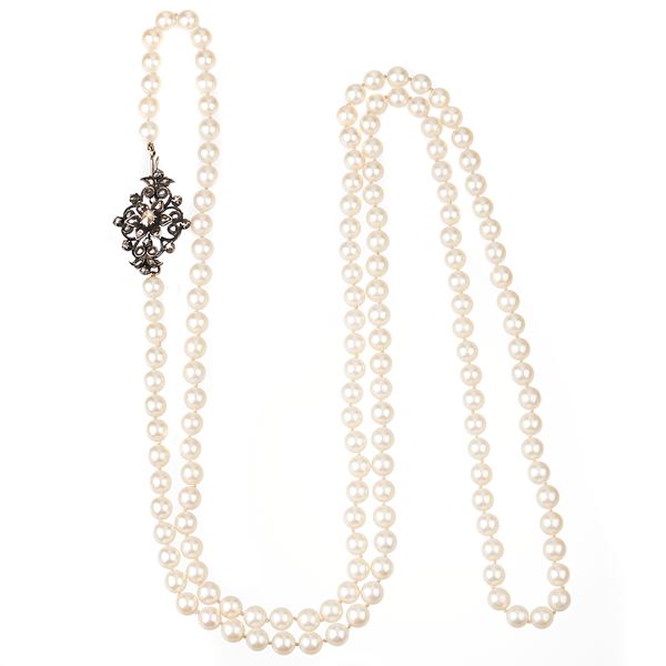 Long strand in cultured pearls, silver and diamond roses  (Sixties)  - Auction Antique, Modern and Design Jewelery Auction - Curio - Casa d'aste in Firenze