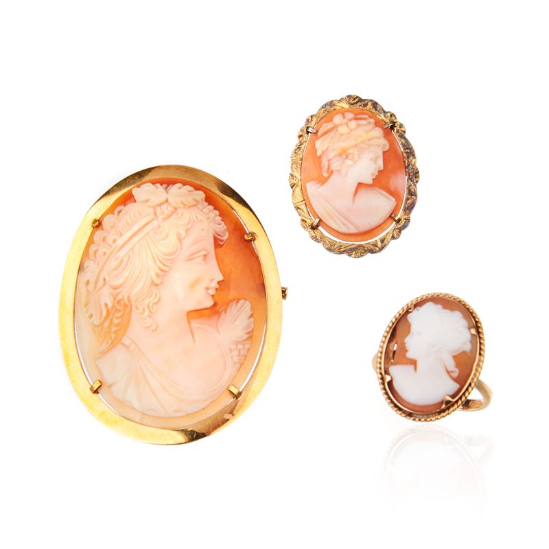 Pendente con cammeo e anello in oro giallo 18 kt e un pendente in argento dorato