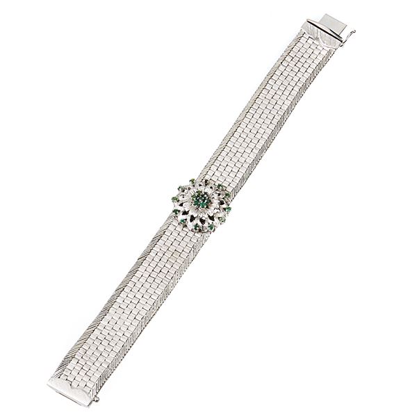 Engraved 18 kt white gold woven bracelet with emeralds