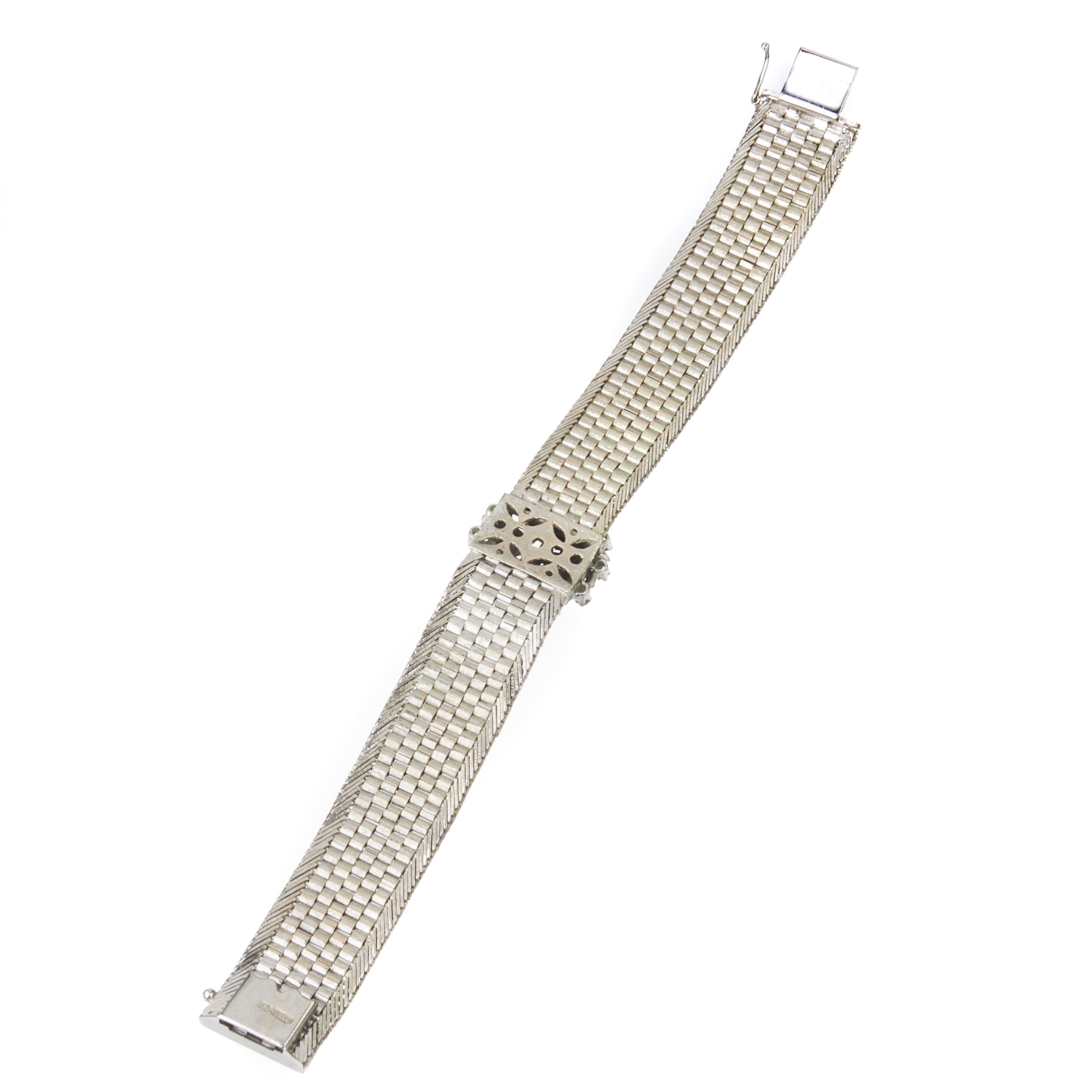 Bracciale tessuto in oro bianco 18 kt inciso e smeraldi
