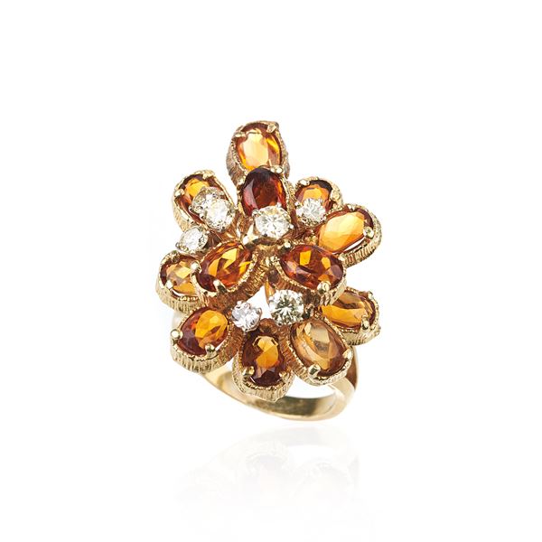 Anello floreale in oro giallo 18 kt, diamanti e granato giallo