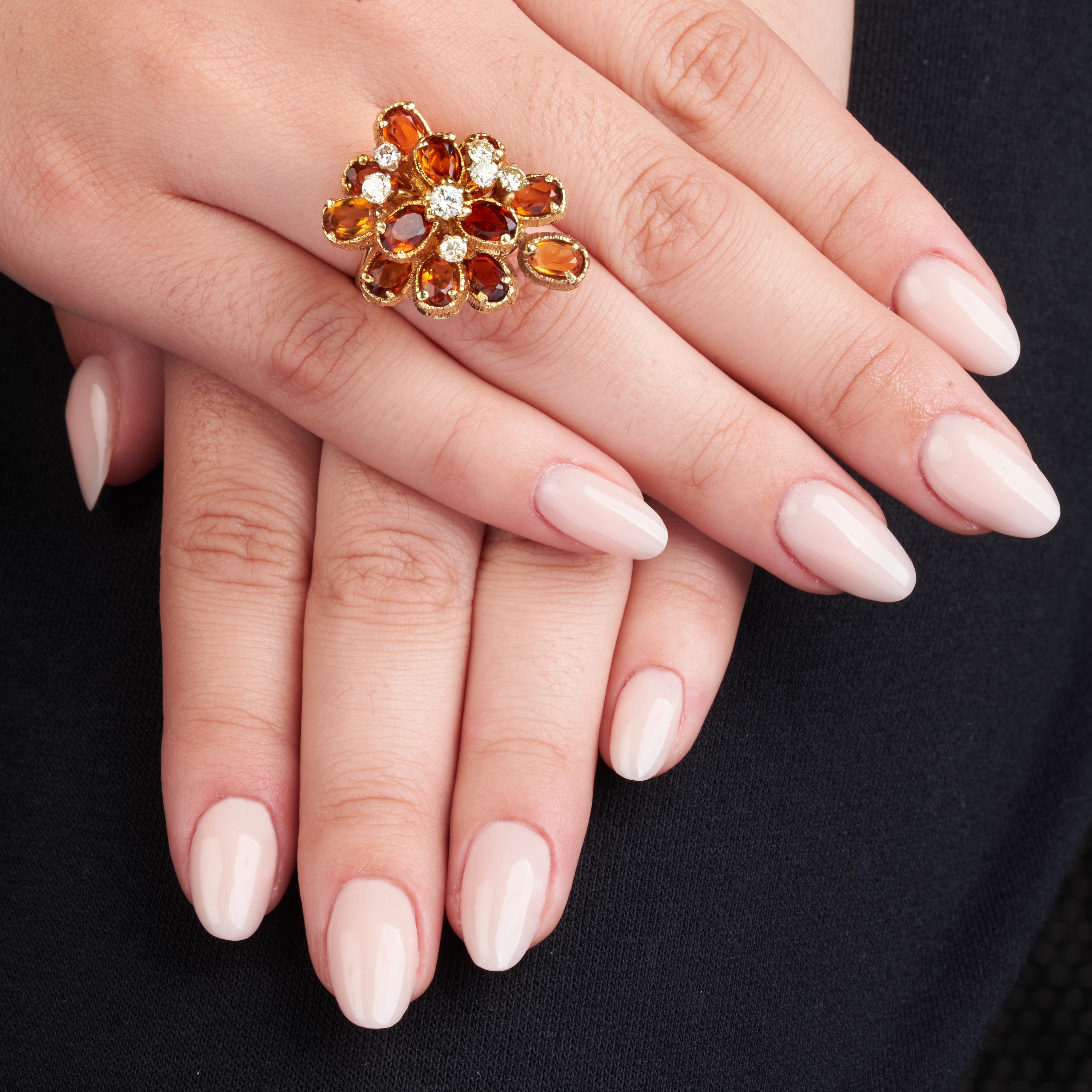 Anello floreale in oro giallo 18 kt, diamanti e granato giallo