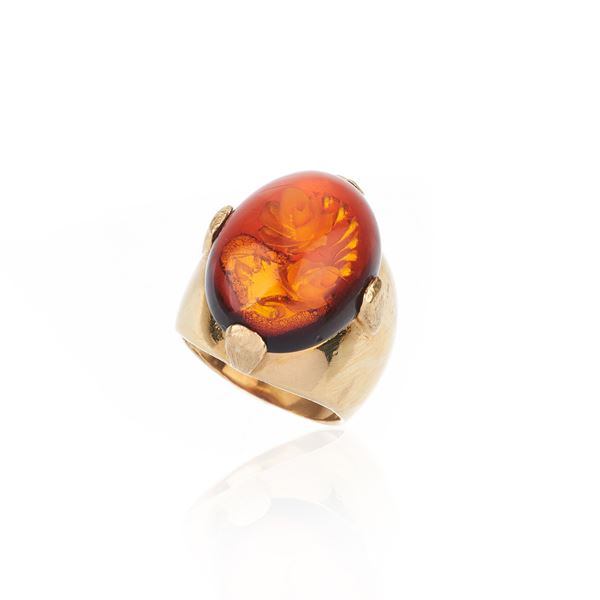 Domed ring in 18 kt yellow gold and plastic imitating amber