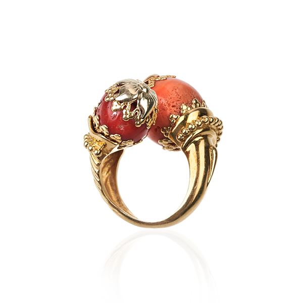 Large Contrariè ring in 18 kt yellow gold, pink and red coral