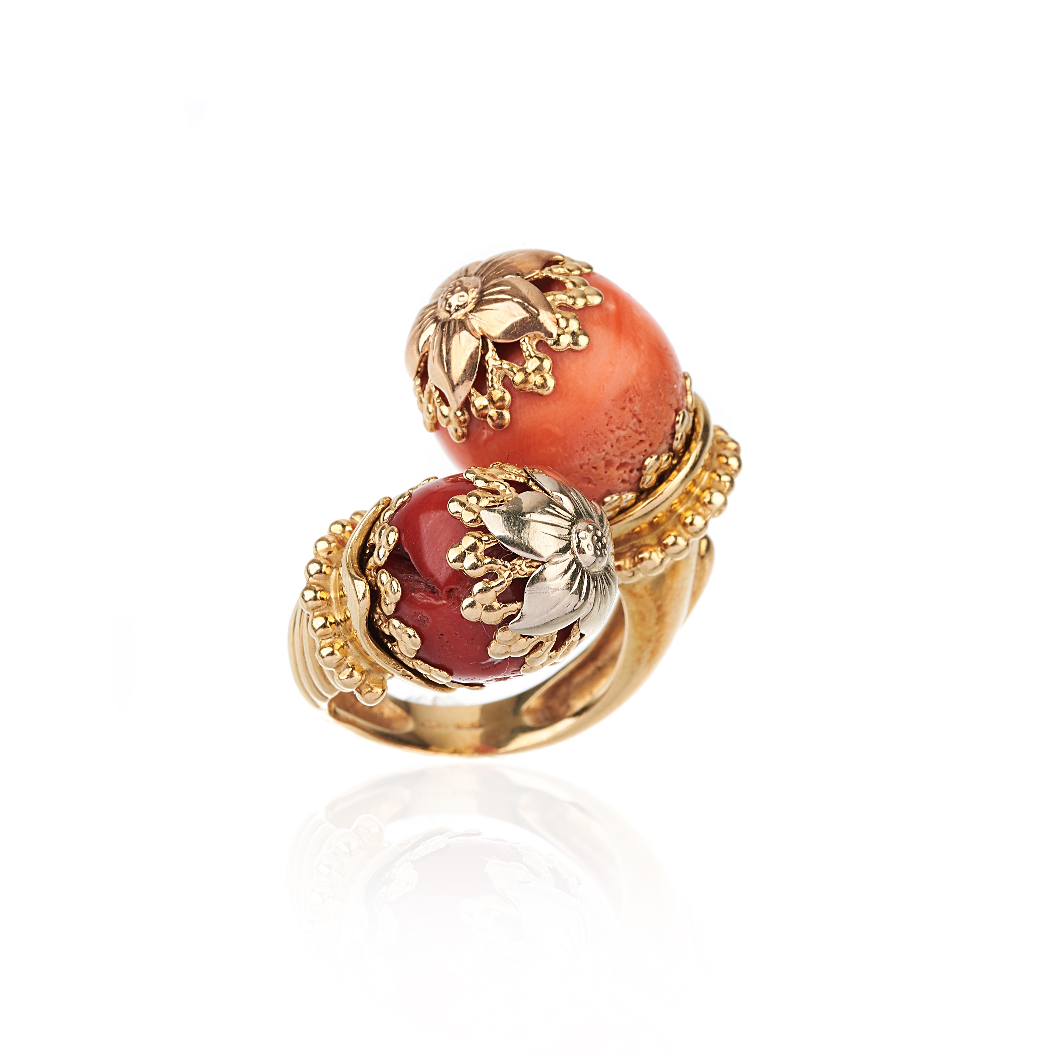 Grande anello contrariè in oro giallo 18 kt, corallo rosa e rosso