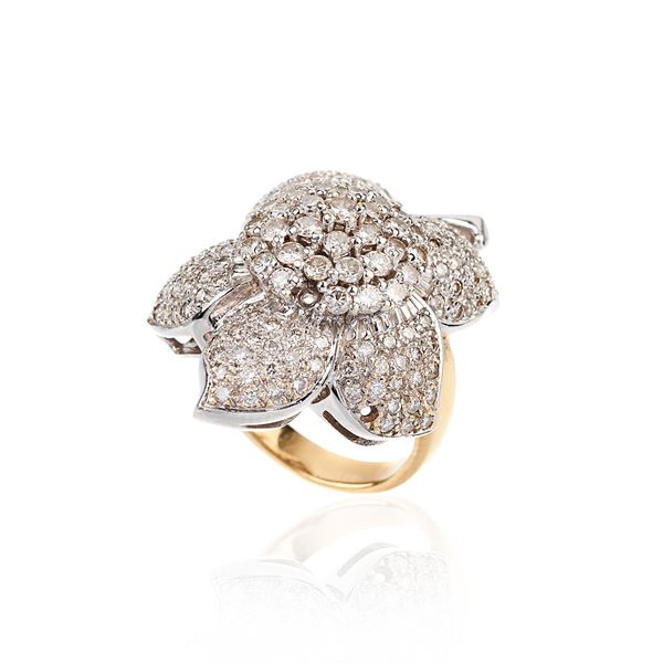 Large flower ring in yellow gold, white gold and diamonds