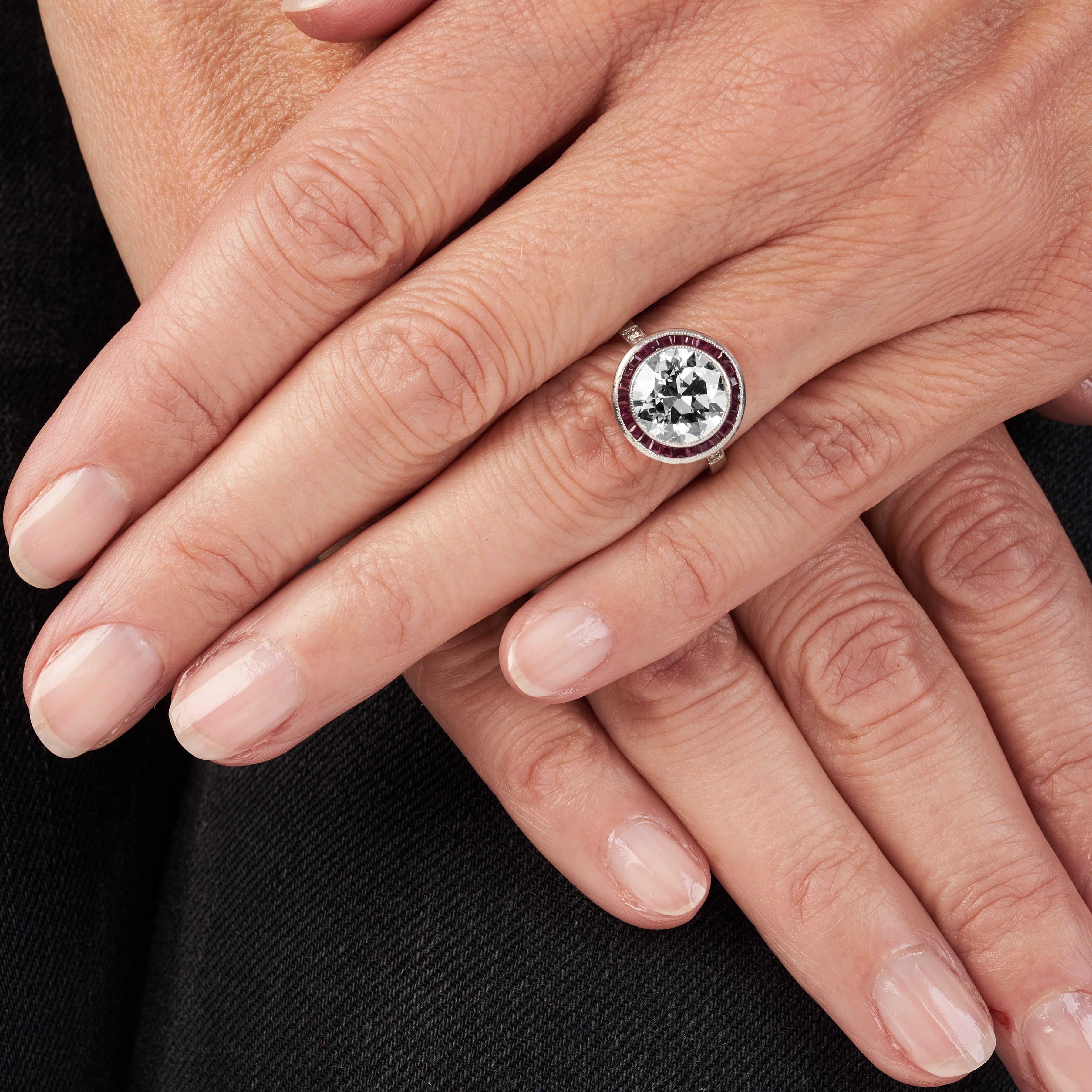 Anello solitario in oro bianco 18 kt, diamante e rubini