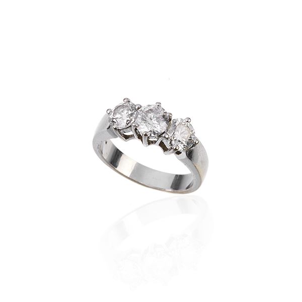 Trilogy ring in 18 kt white gold and diamonds