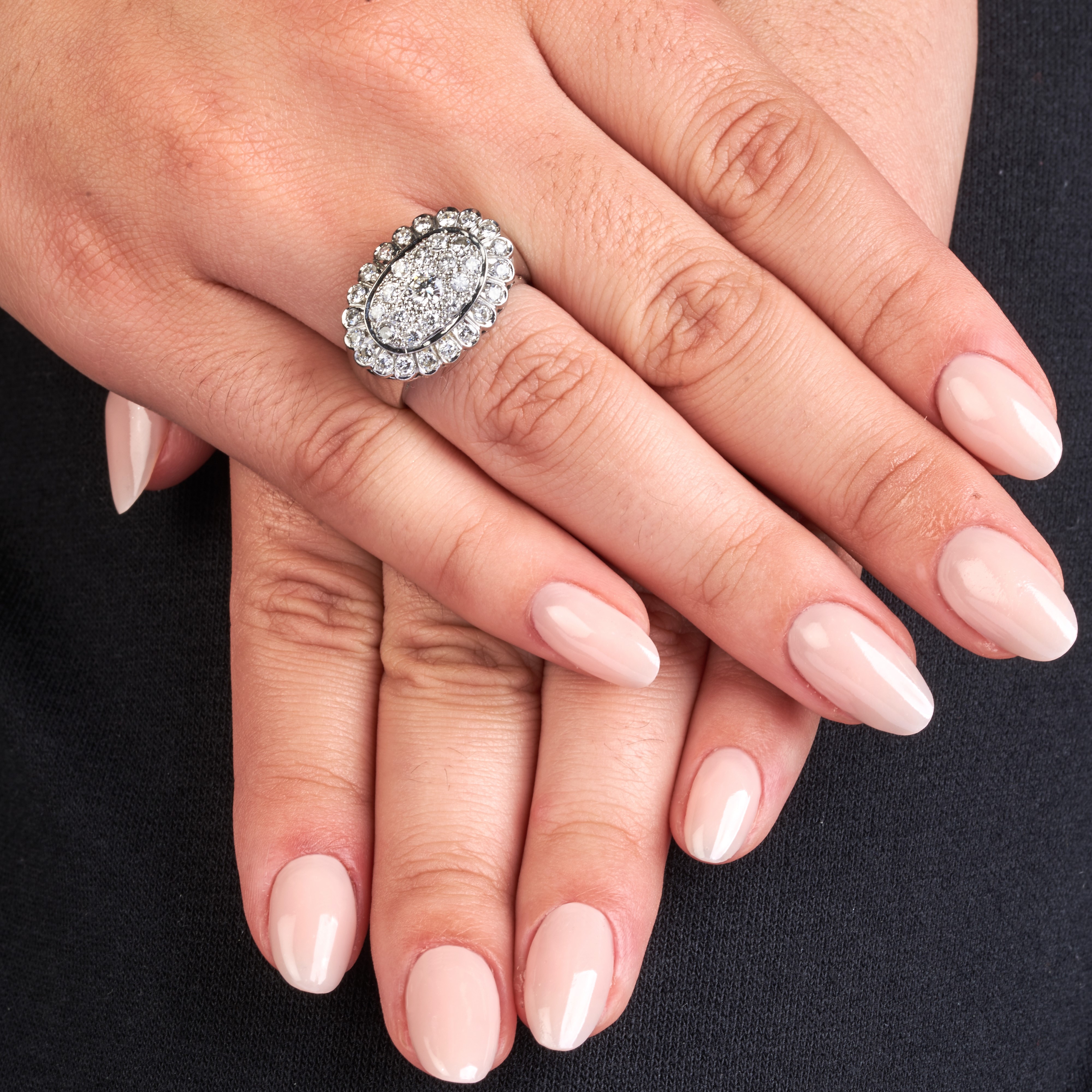 Anello ovale in oro bianco 18 kt e diamanti