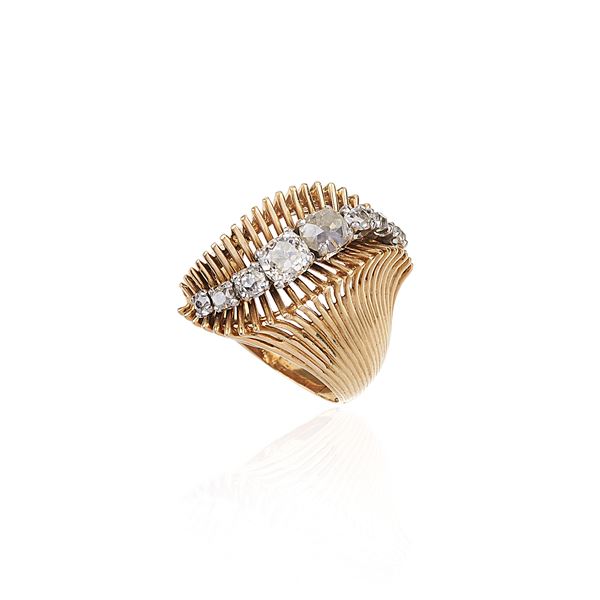 Fan ring in 18 kt yellow gold and diamonds