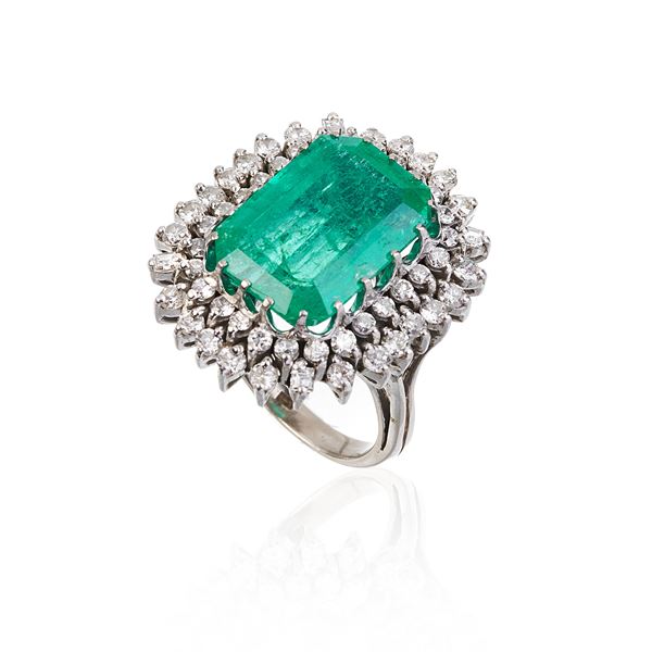 Large daisy ring in white gold, diamonds and Colombian emerald