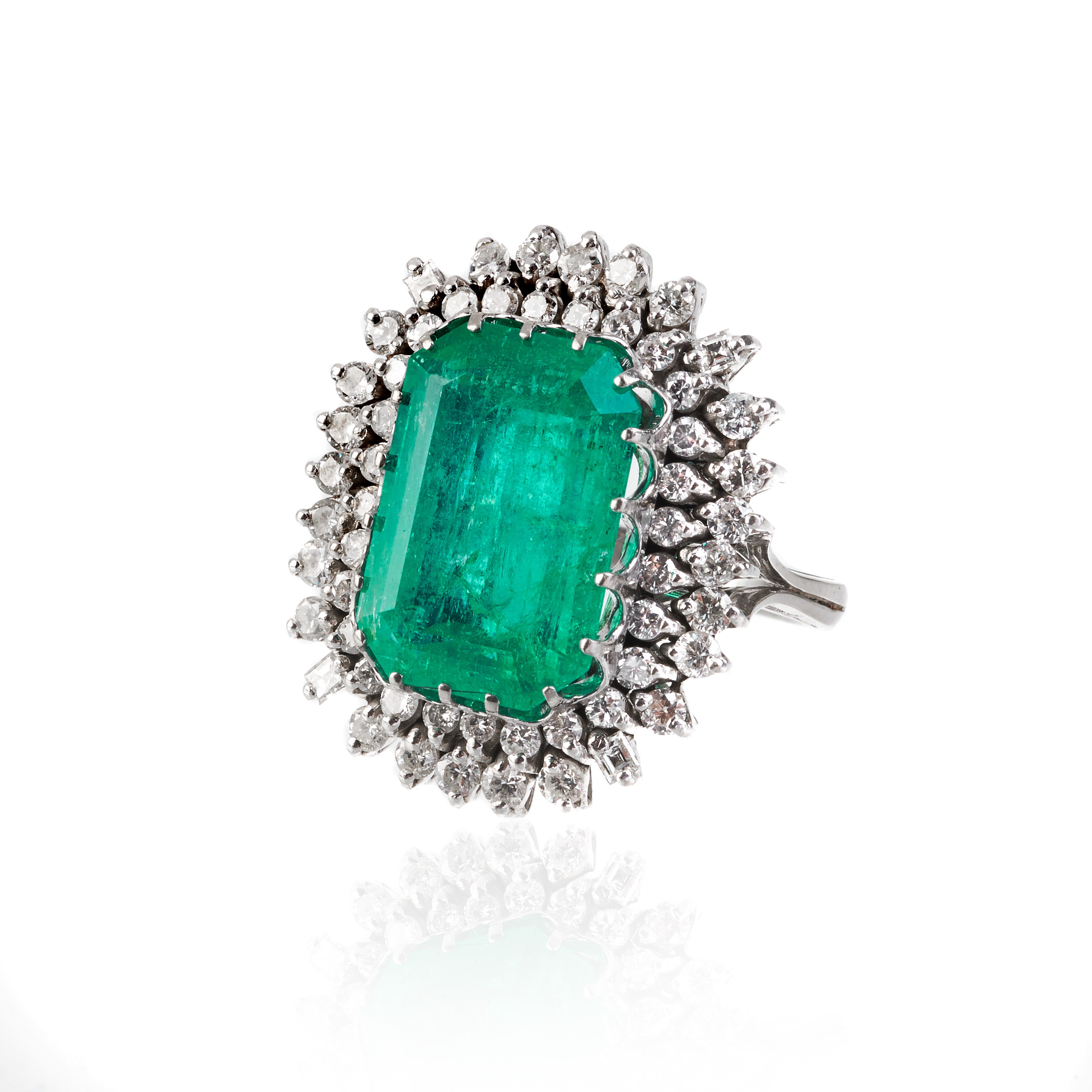 Grande anello a margherita in oro bianco, diamanti e smeraldo Colombiano
