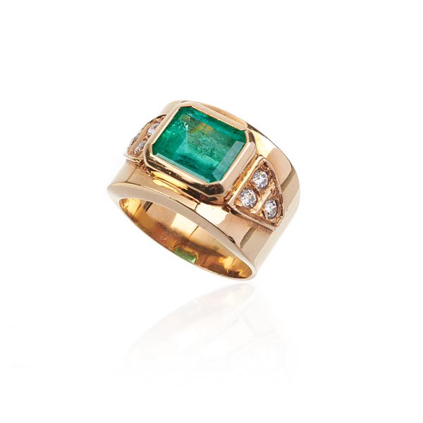 Band ring in 18 kt yellow gold, colorless stones and Colombian emerald