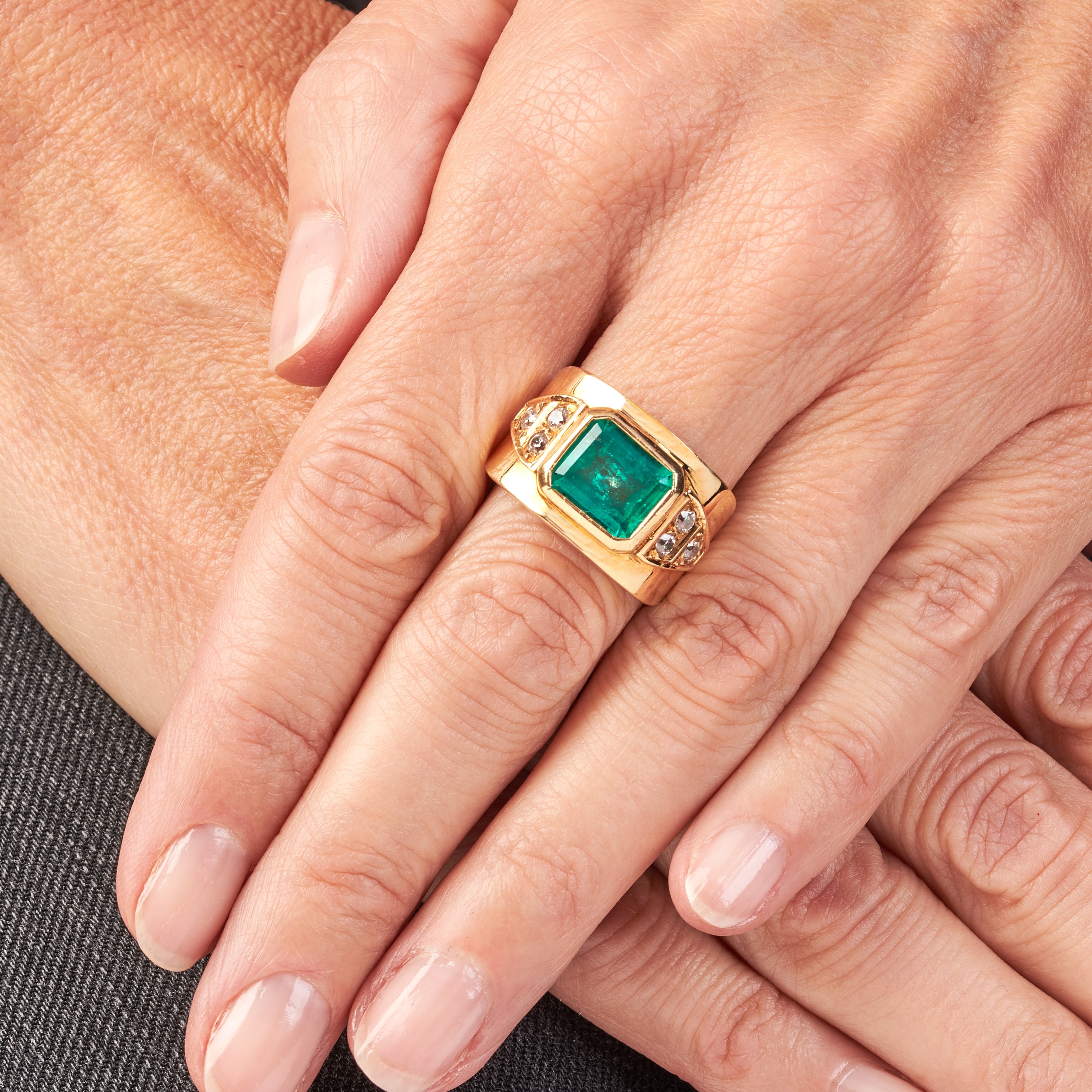 Anello a fascia in oro giallo 18 kt, pietre incolore e smeraldo Colombiano