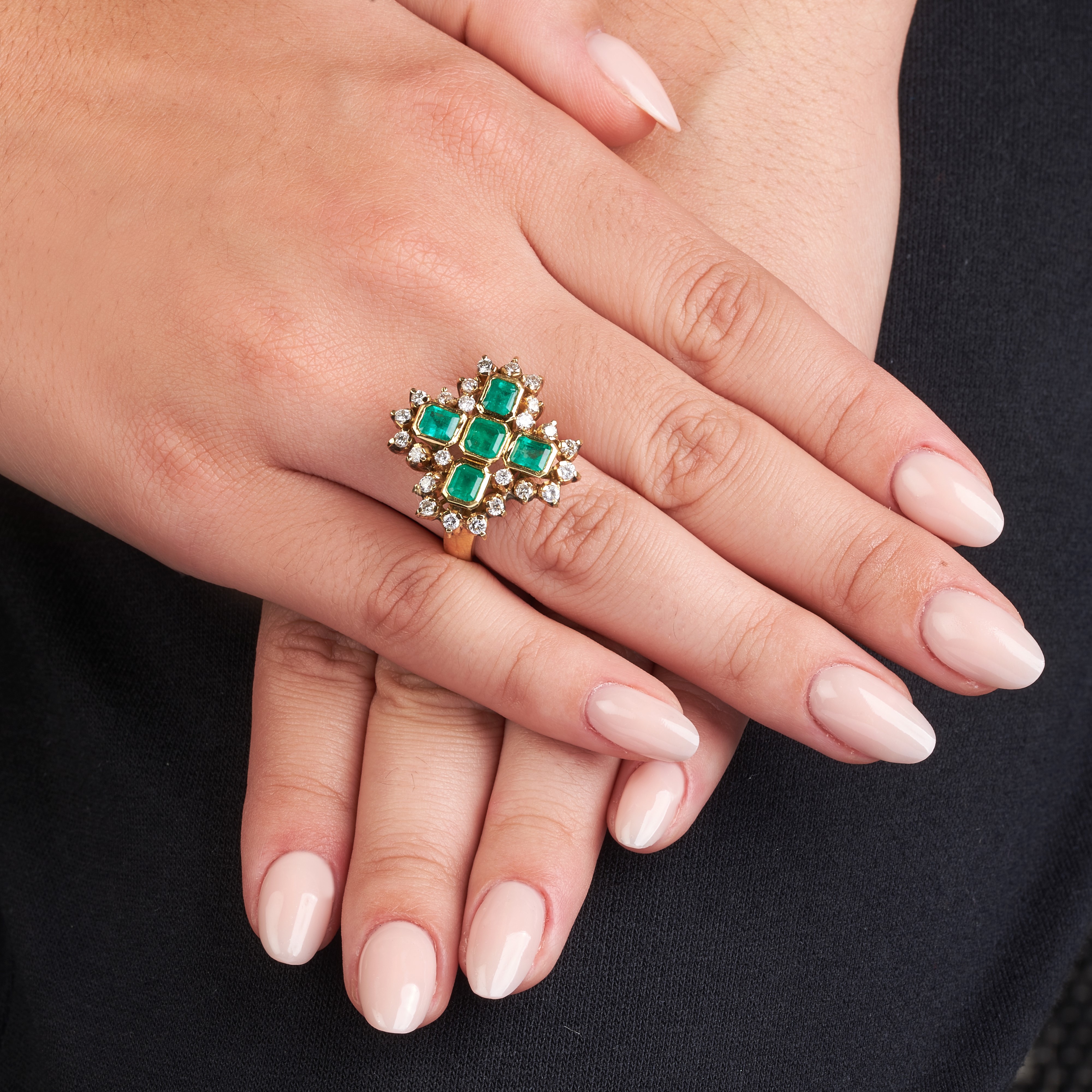 Anello con croce in oro giallo 18 kt, diamanti e smeraldi