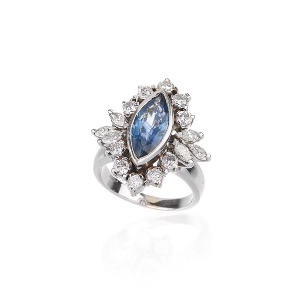 Lozenge ring in 18 kt white gold, diamonds and natural sapphire