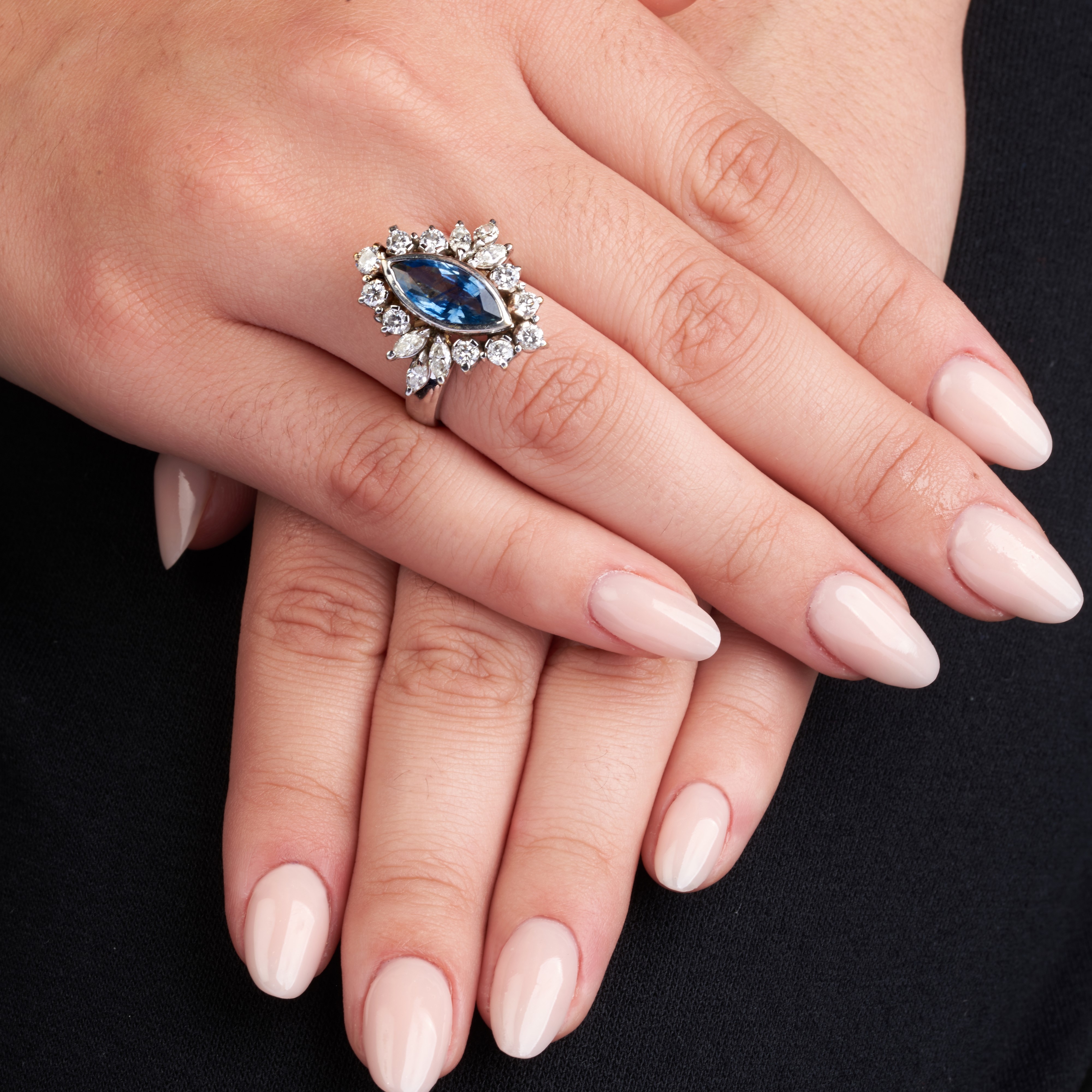 Anello a losanga in oro bianco 18 kt, diamanti e zaffiro naturale